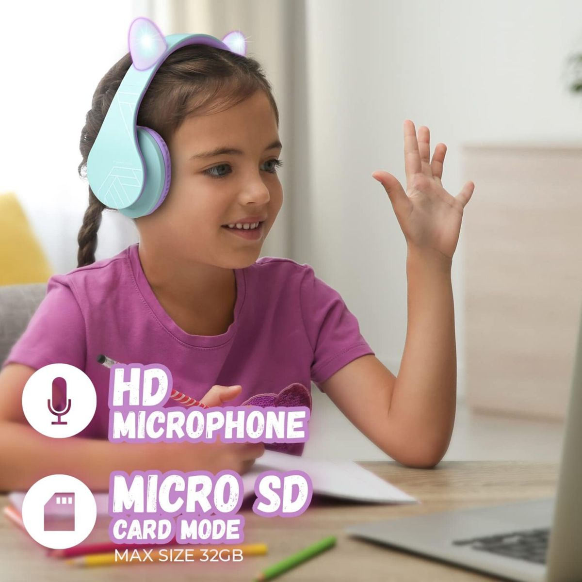 Bambina con cuffie con orecchie da gatto saluta, microfono HD e modalità scheda Micro SD.