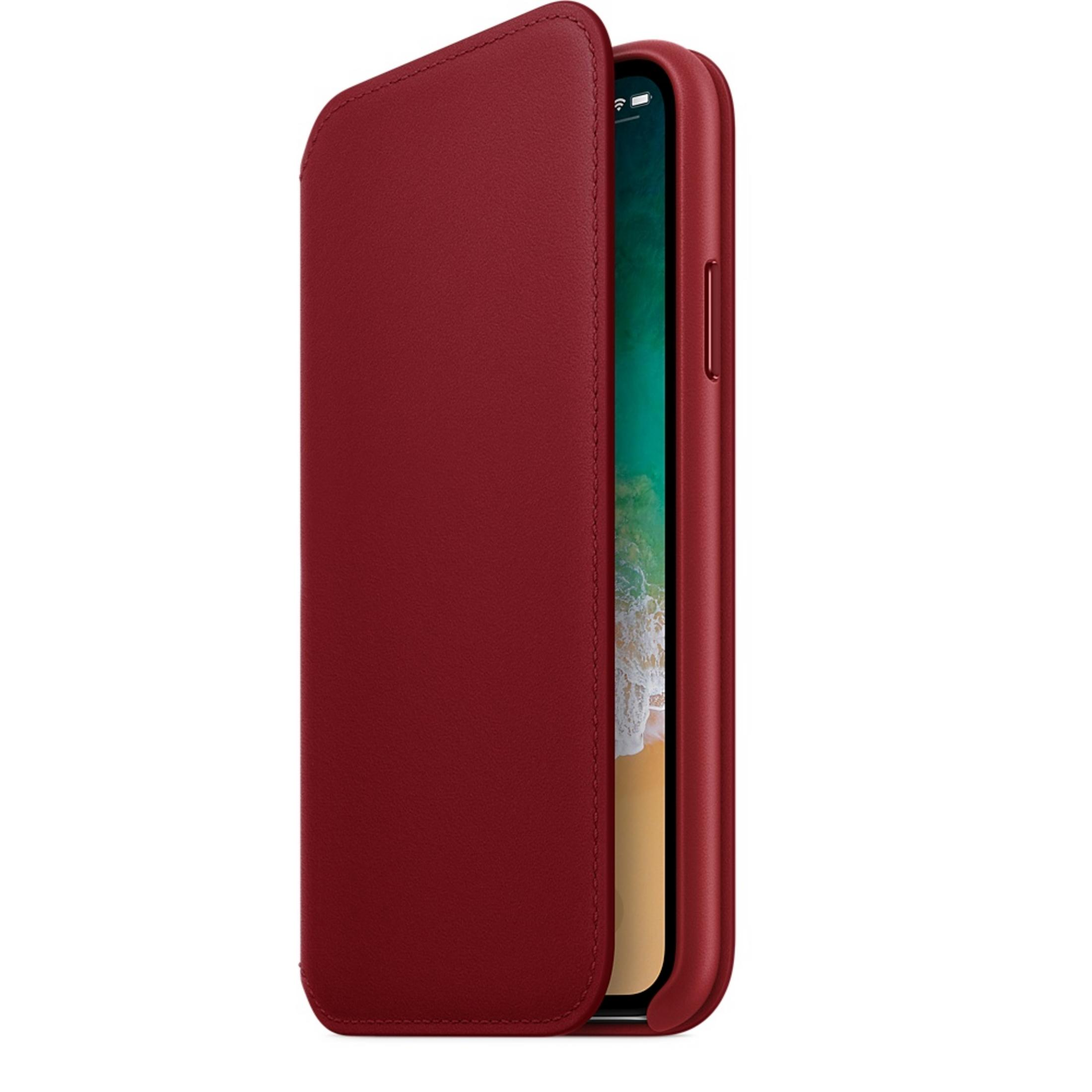 Een rode leren flip cover die een smartphone met scherm beschermt.