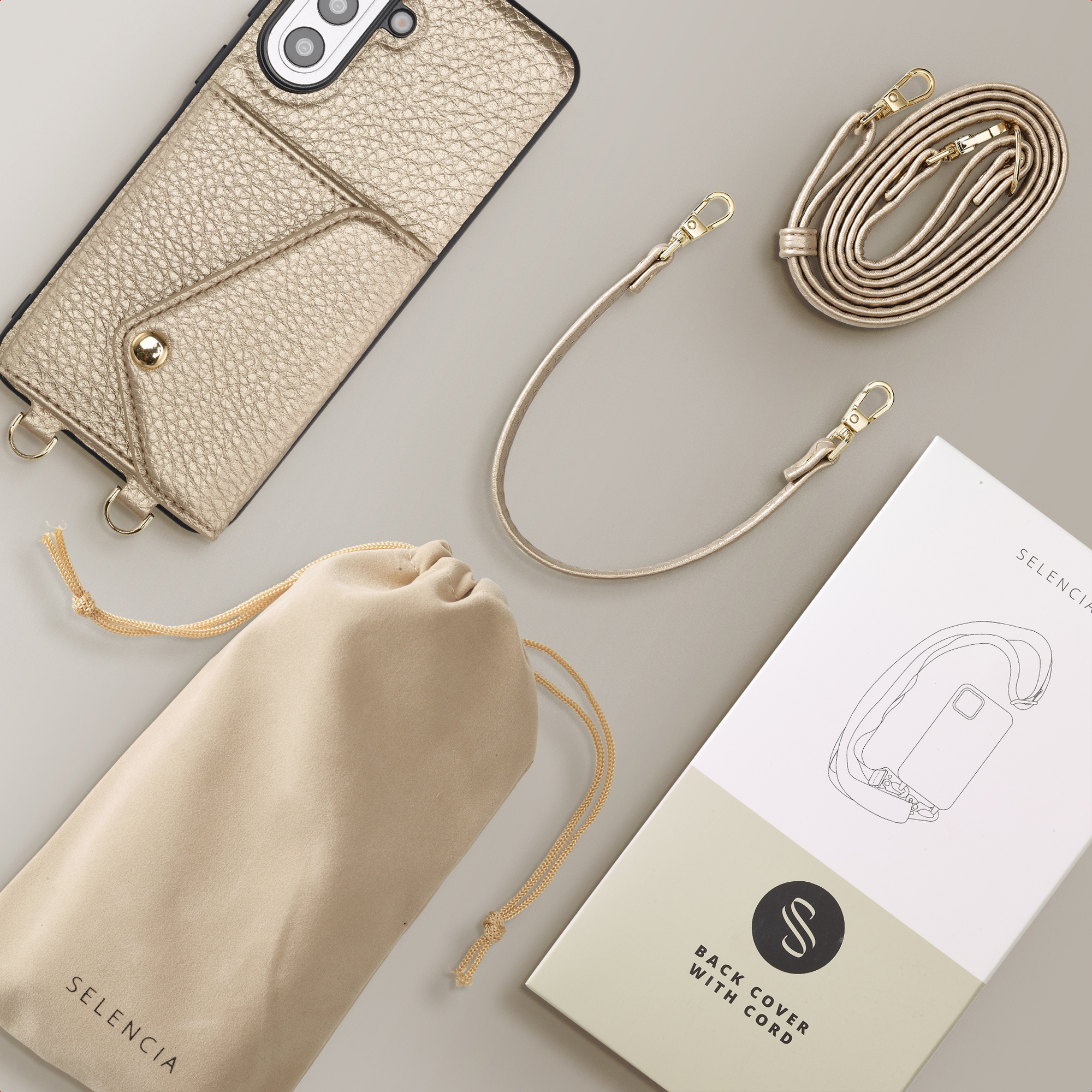 Coque dorée texturée pour téléphone avec cordon, pochette et boîte.