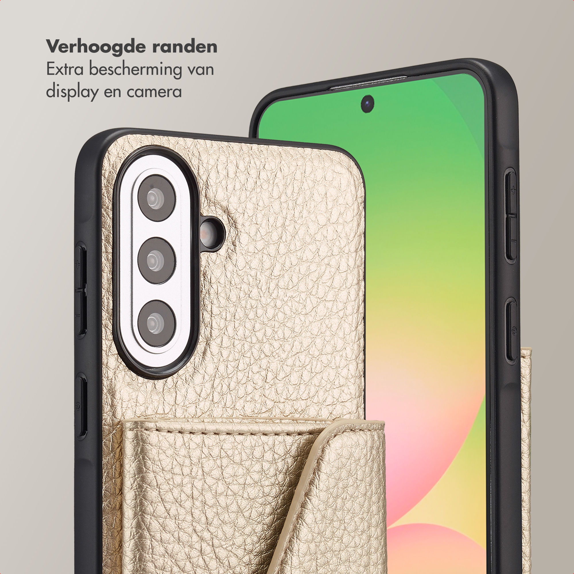 Coque de téléphone dorée avec protection caméra et portefeuille, à côté d'un smartphone.