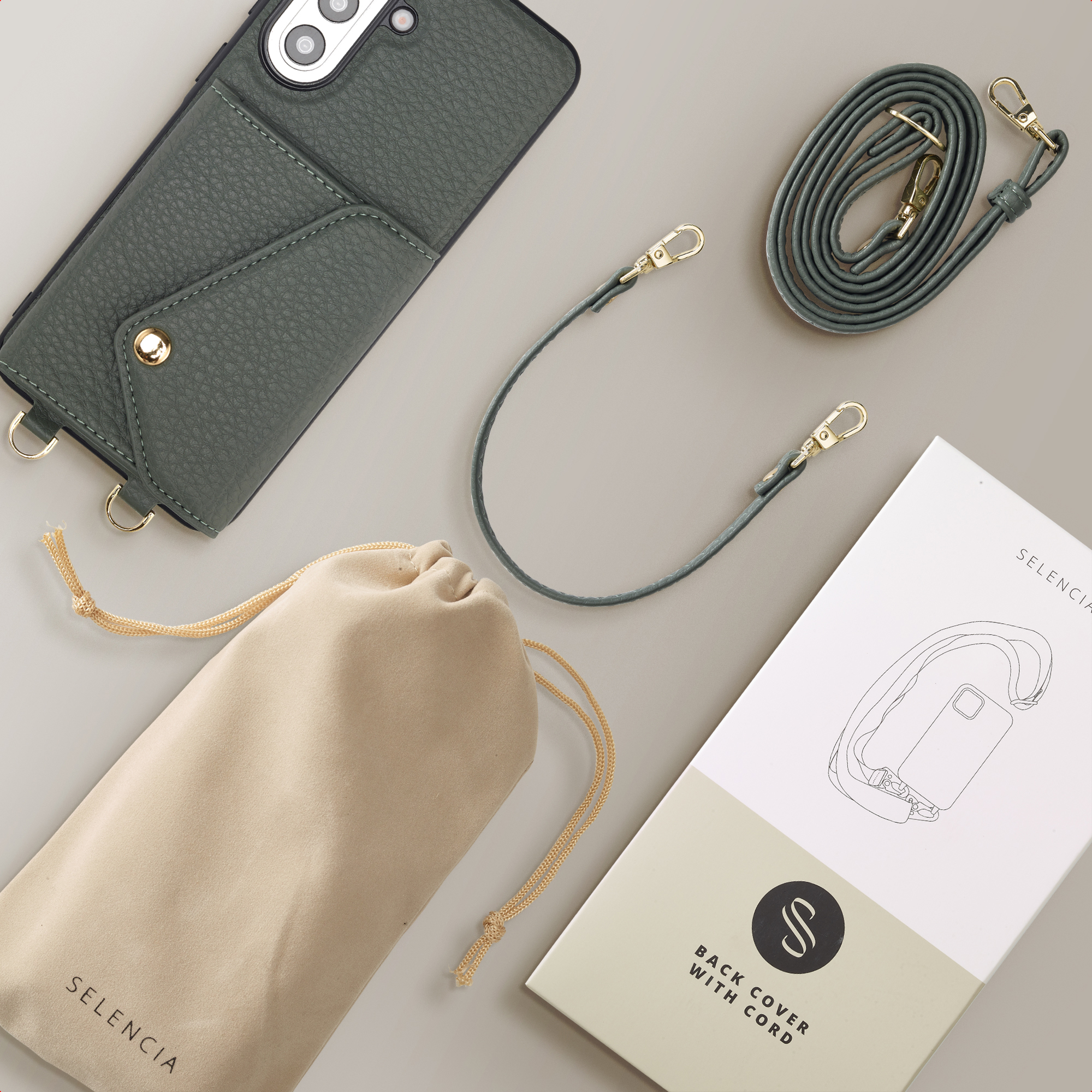 Coque de téléphone verte avec poche, cordon, pochette et emballage sur fond gris.