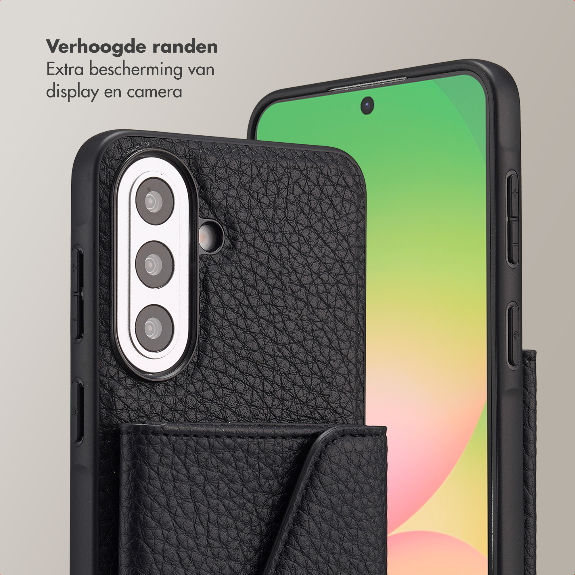 Zwarte telefoonhoes met textuurpatroon, drie camera's en kaartsleuf.
