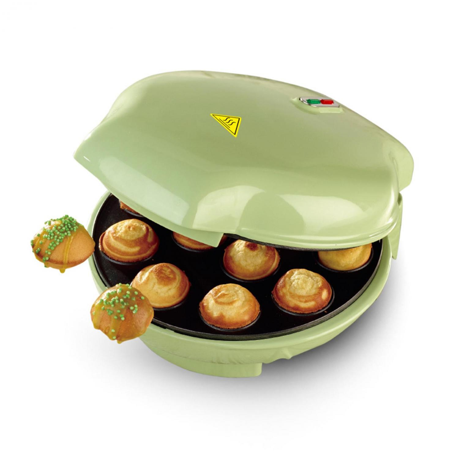 Eine grüne Teekuchenform mit gebackenen Kuchen und einigen mit Zuckerguss und Streuseln.