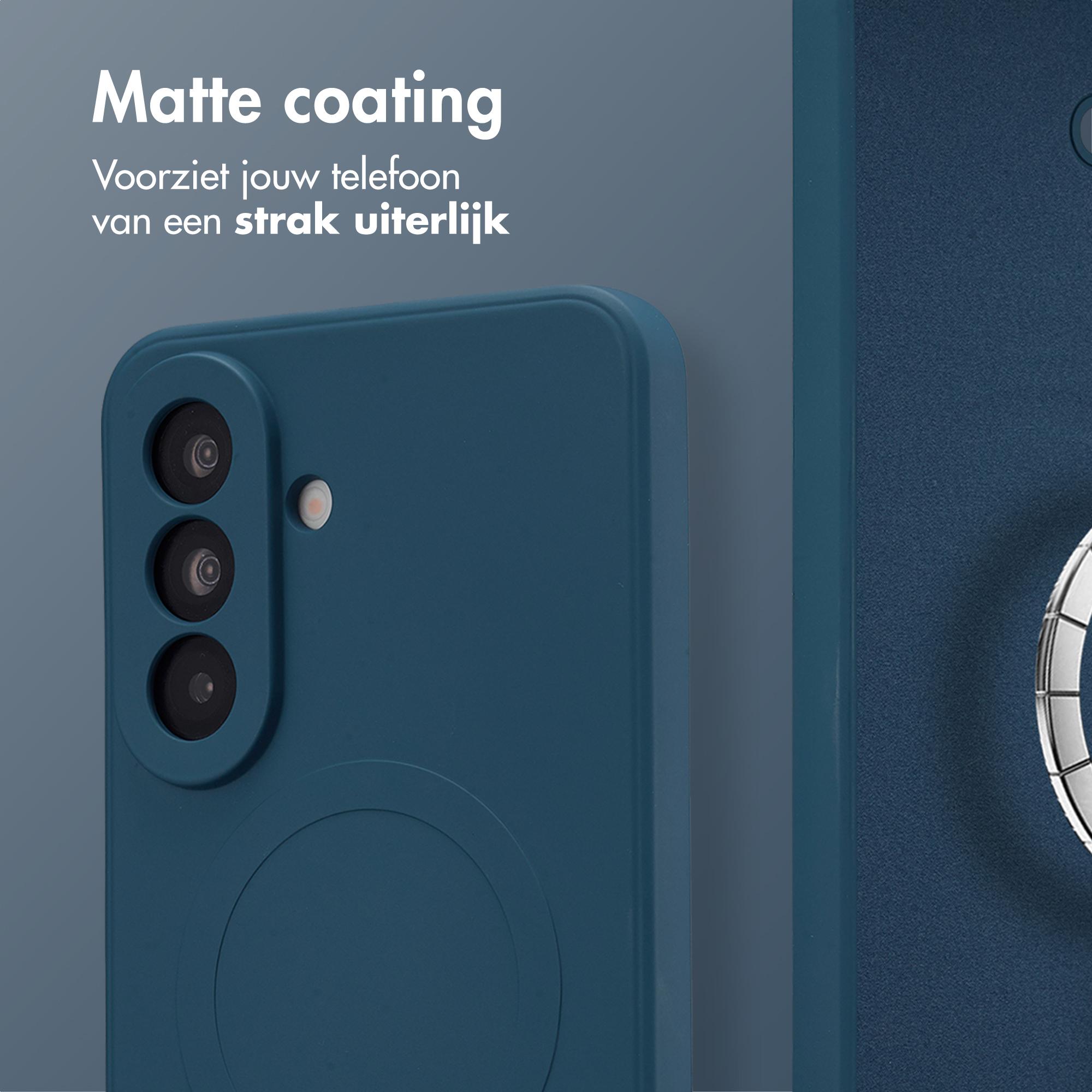 Coque de téléphone bleu foncé avec trois caméras et un support anneau.