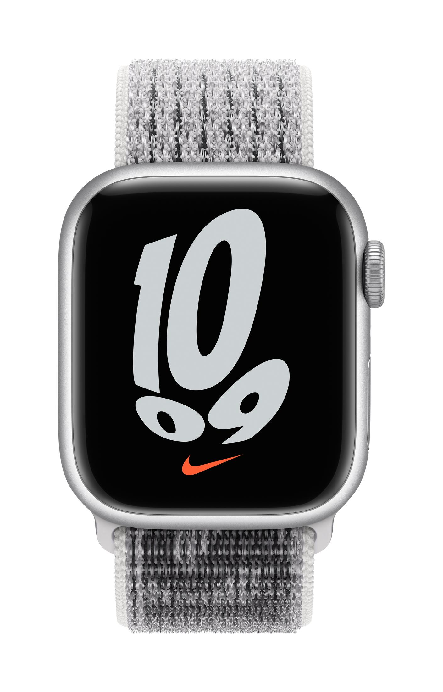 Montre connectée argentée avec écran noir affichant '10' et un logo Nike.
