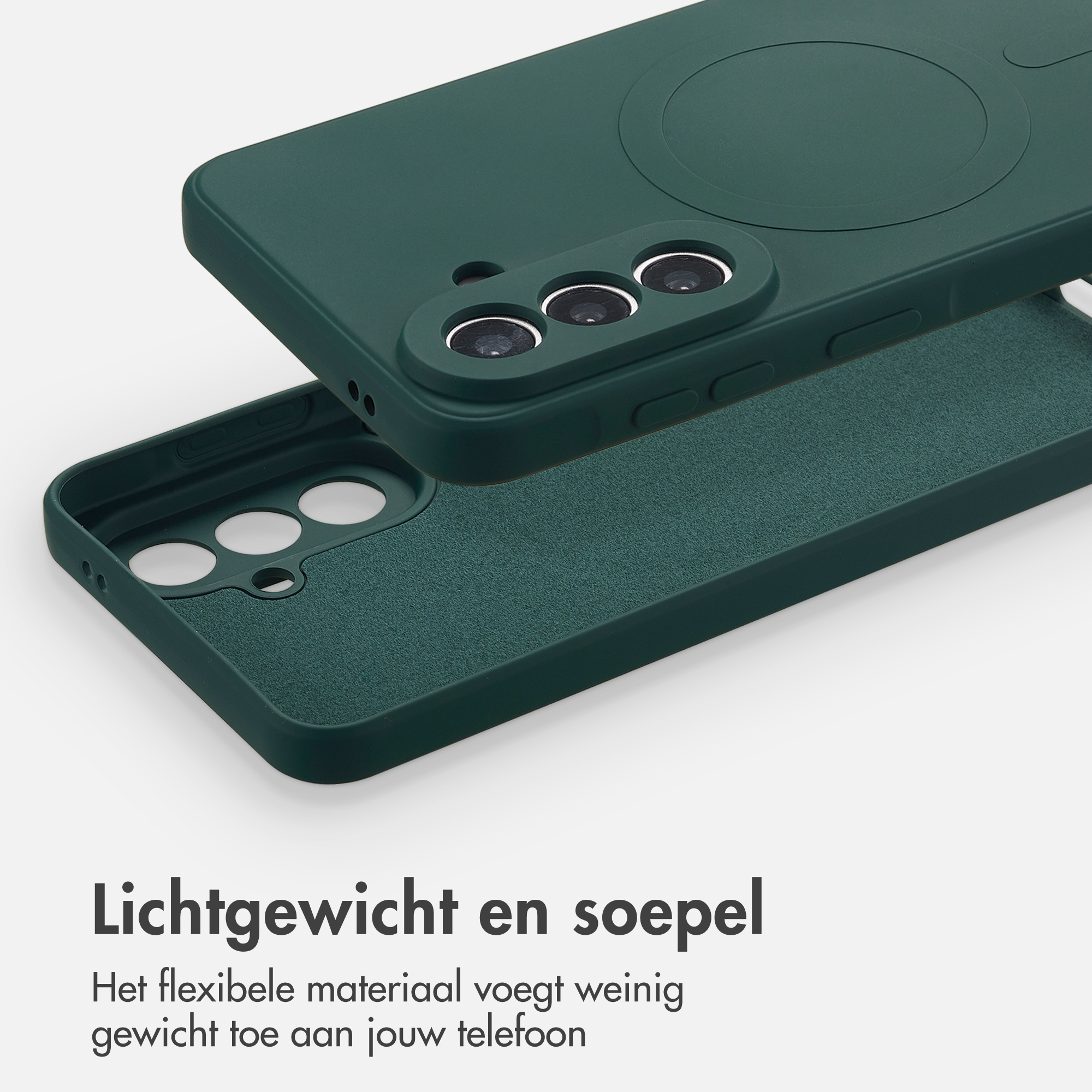 Donkergroene telefoonhoes met drie cameralenzen en magnetische cirkel.