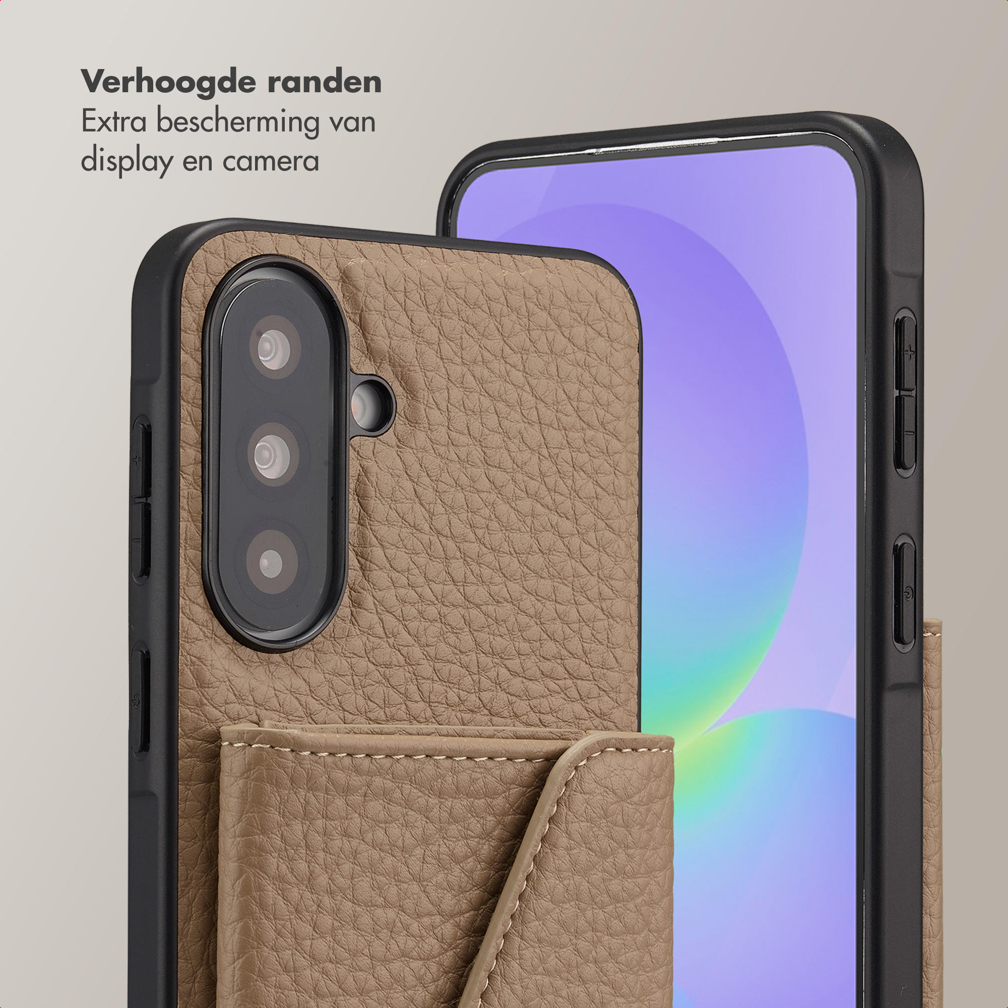 Custodia in pelle marrone per telefono con tre fotocamere e protezione schermo.