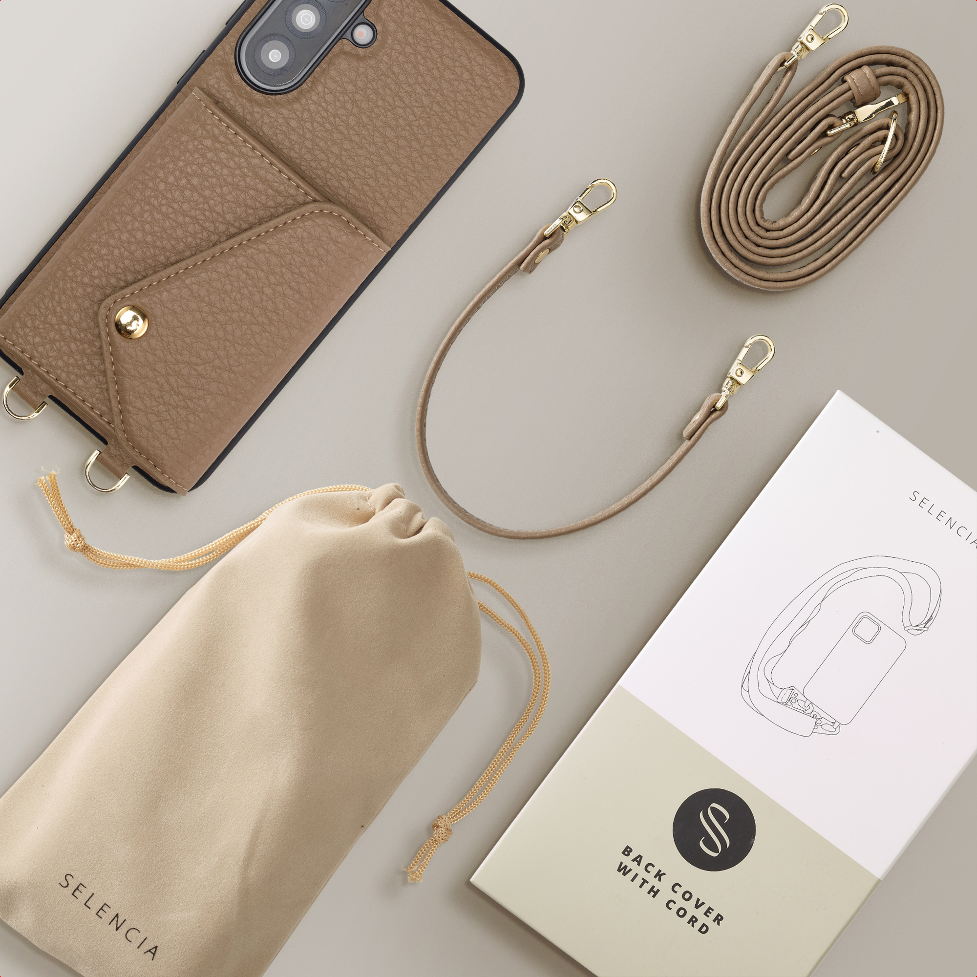 Custodia per telefono marrone con tasca, cordino e sacchetto, accanto alla confezione.