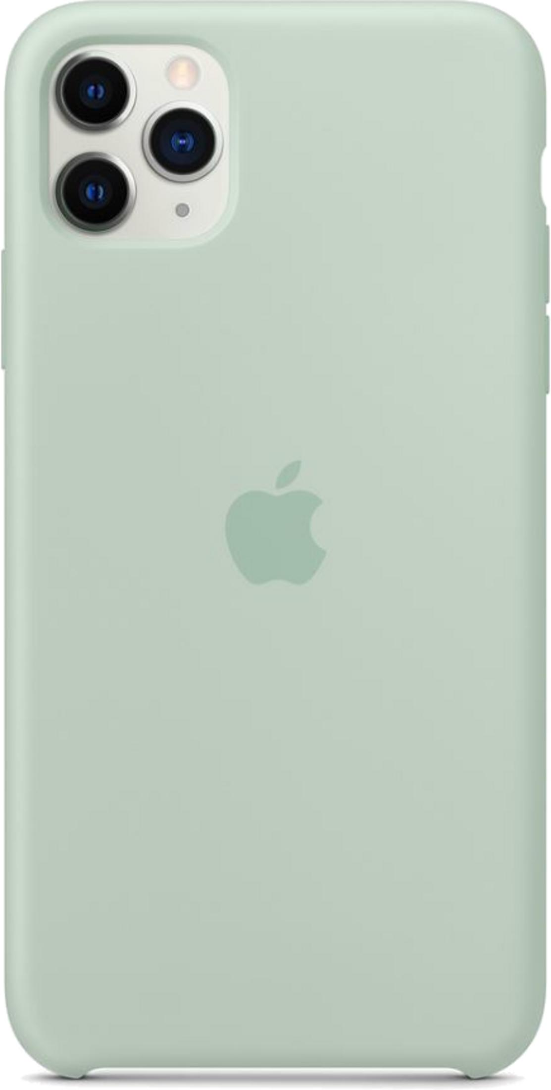 Een lichtgroene telefoonhoes met drievoudige camera en Apple logo.