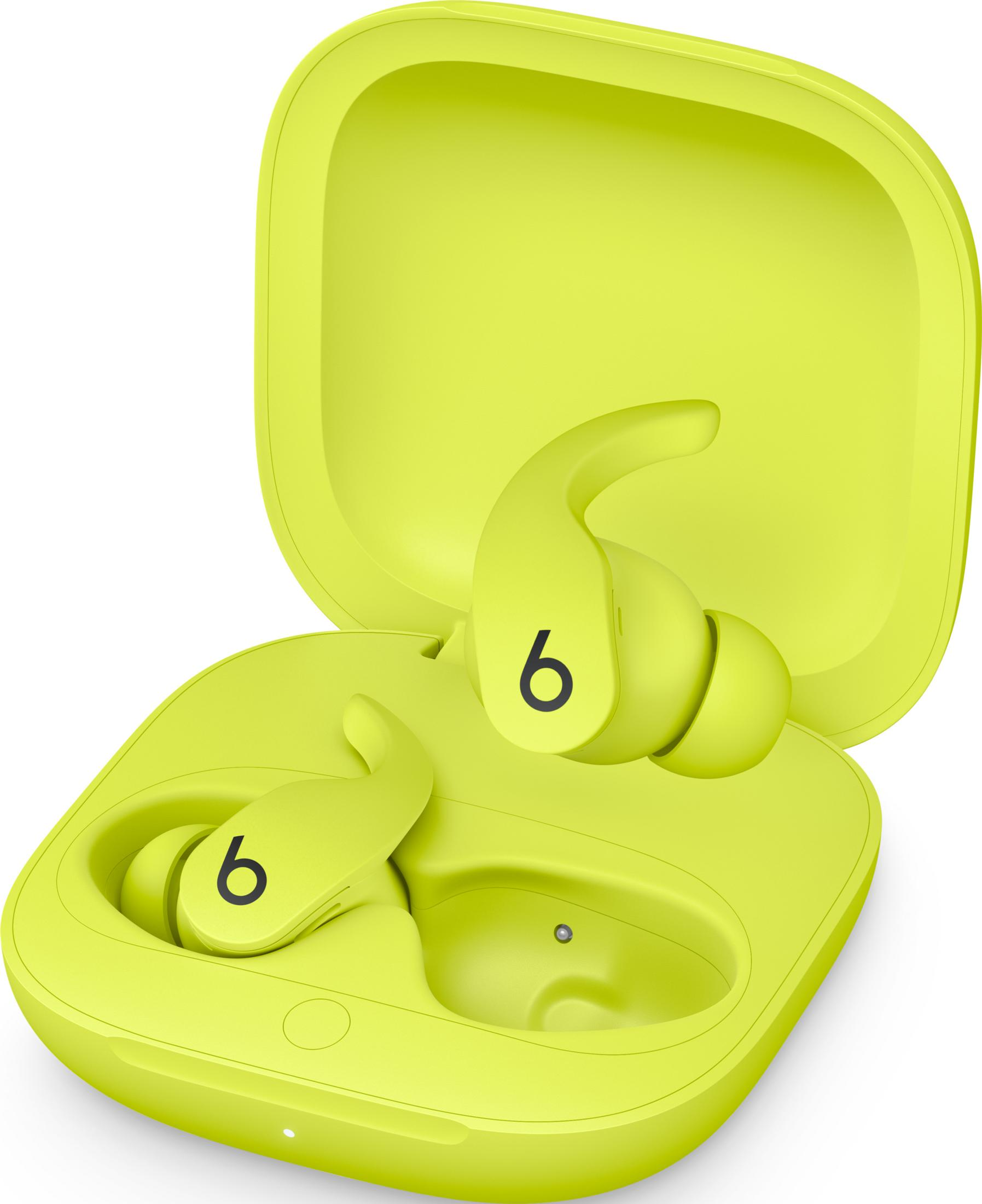 Jasnożółte słuchawki bezprzewodowe z etui ładującym. Widoczne logo „b”.