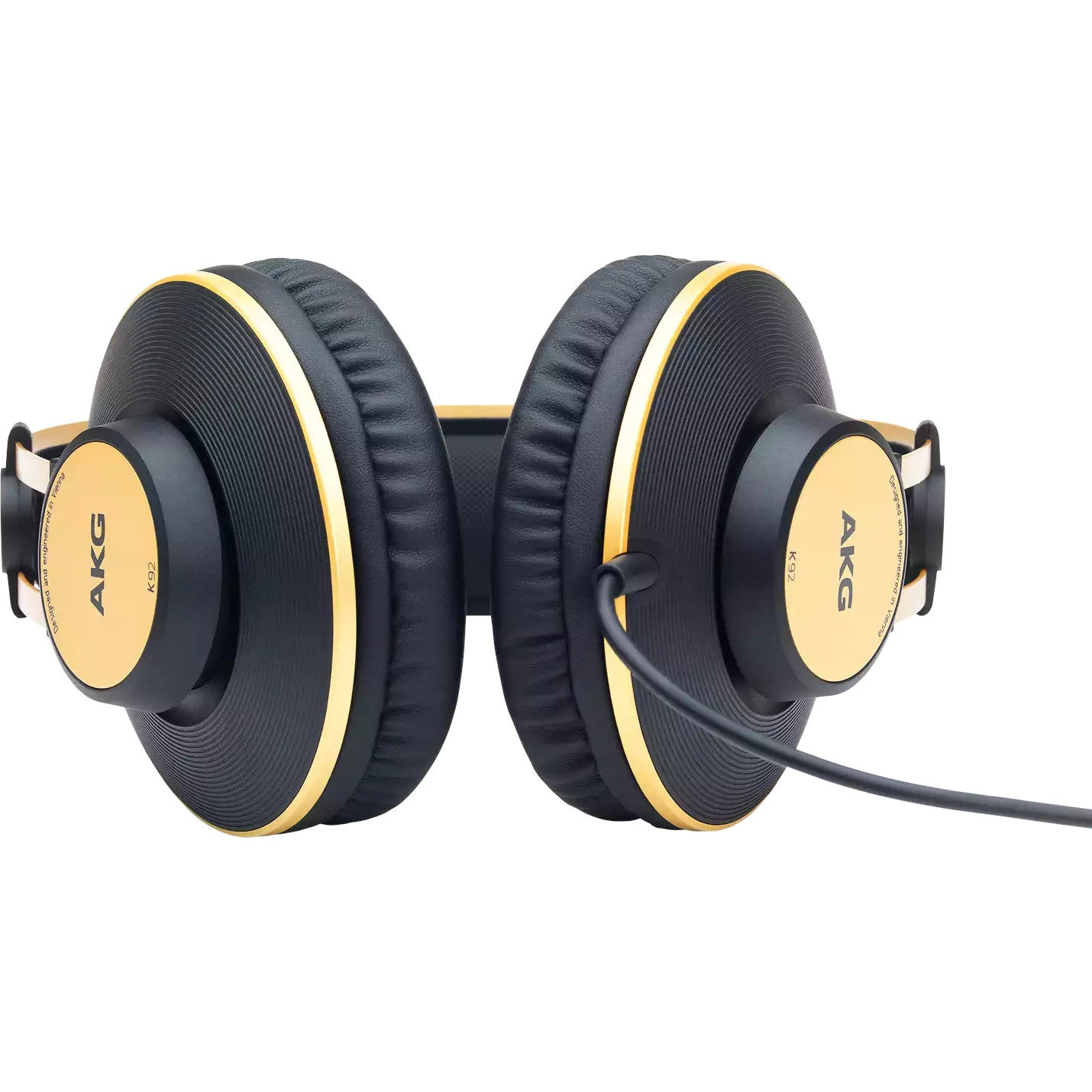 Cuffie AKG nere con accenti dorati e un cavo.