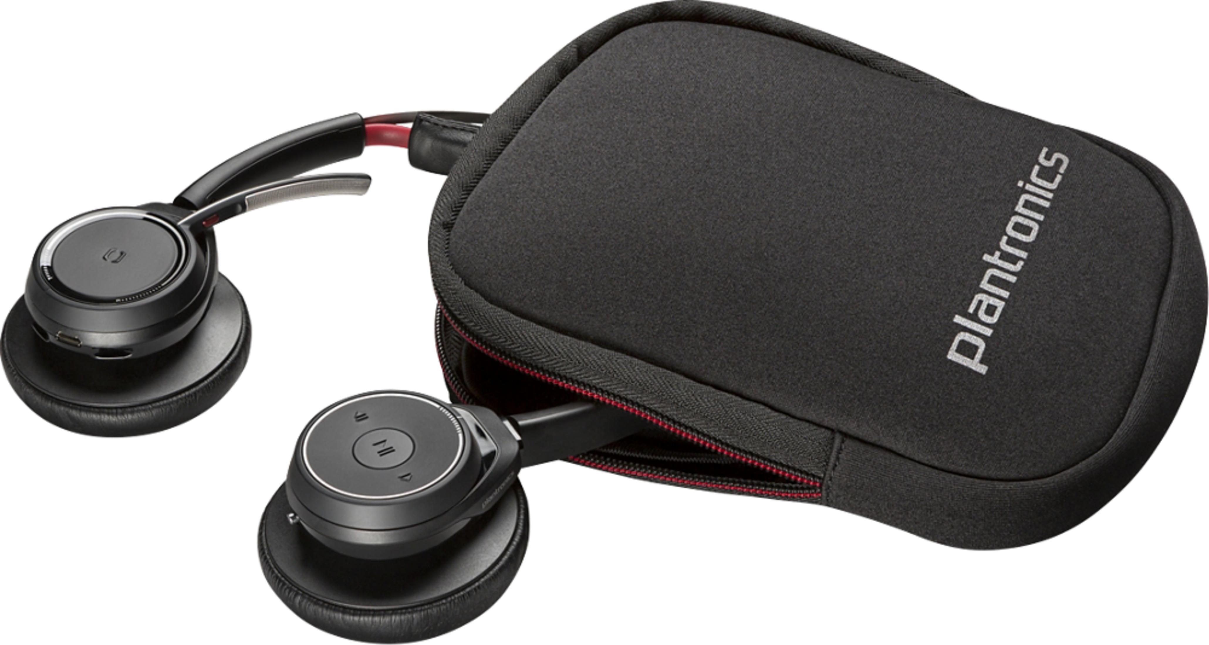 Schwarze Over-Ear-Kopfhörer mit einem Reißverschlussetui mit Plantronics-Logo.