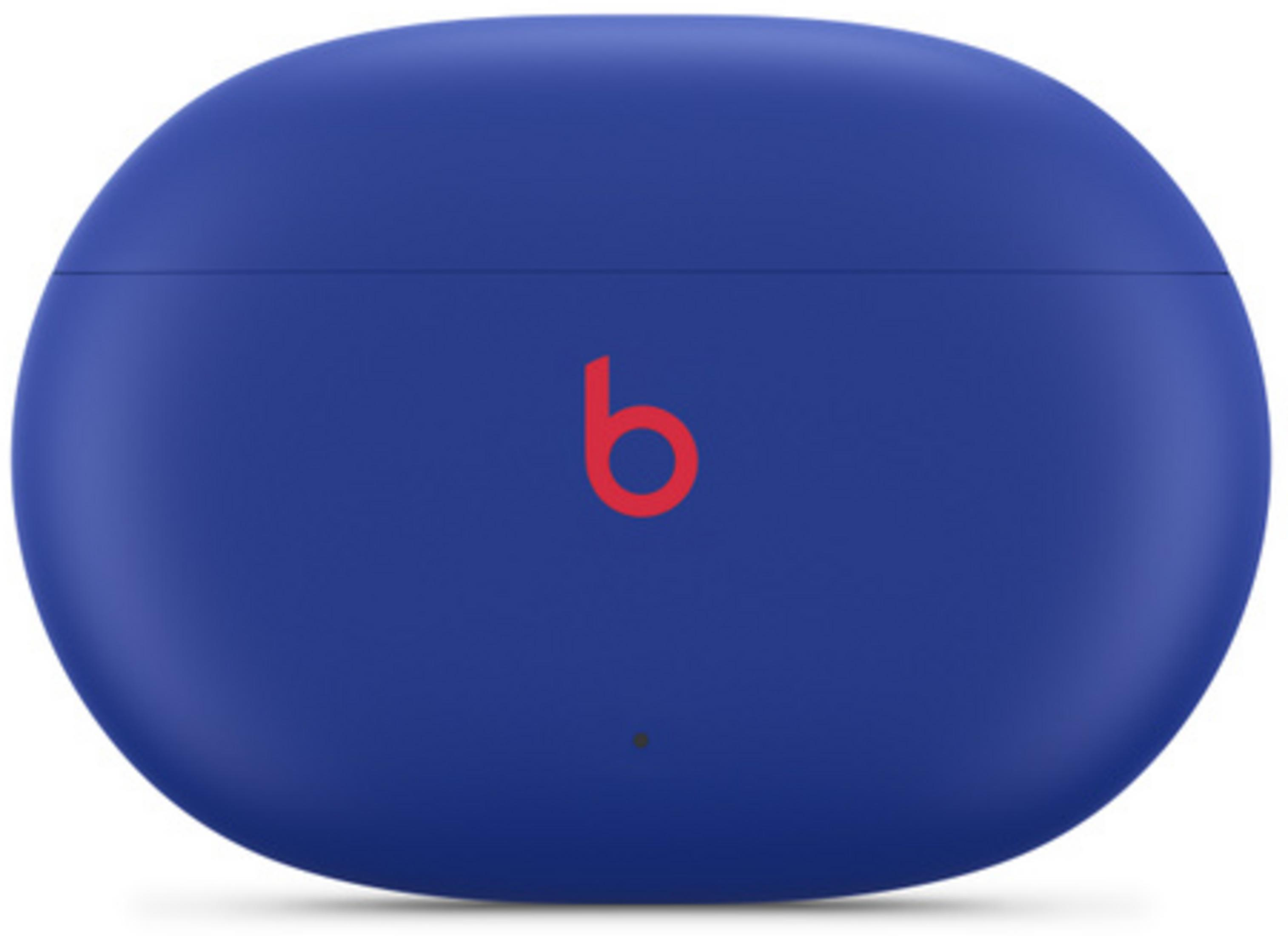 Niebieskie etui ładujące do słuchawek z czerwonym logo 'b'.