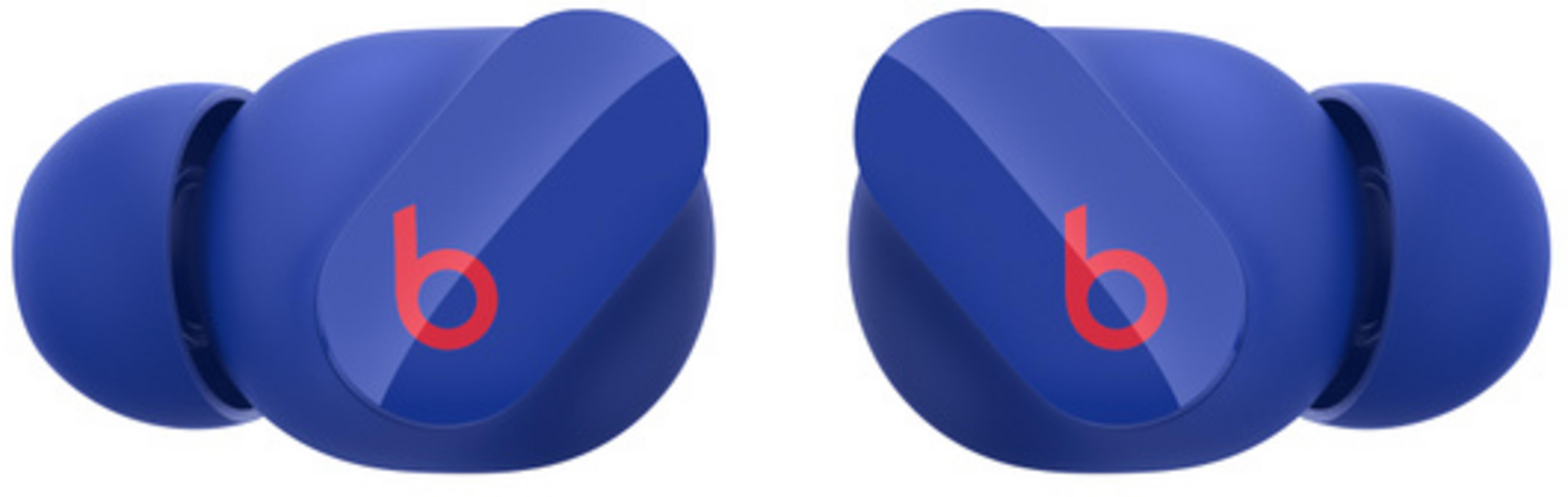 Dwa niebieskie słuchawki bezprzewodowe z czerwonym logo 'b'.