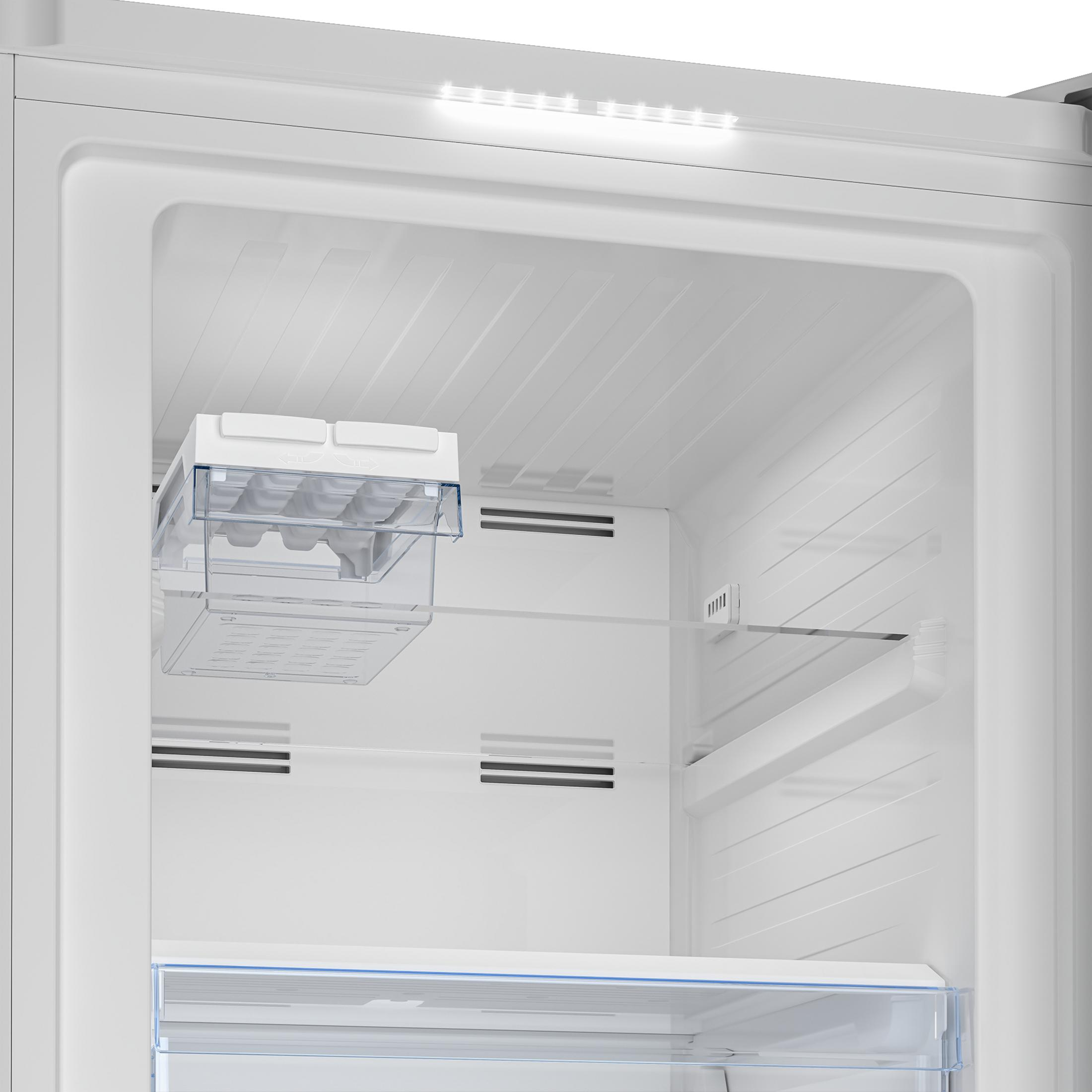 Interieur van een witte koelkast met LED-verlichting en eierrekje.