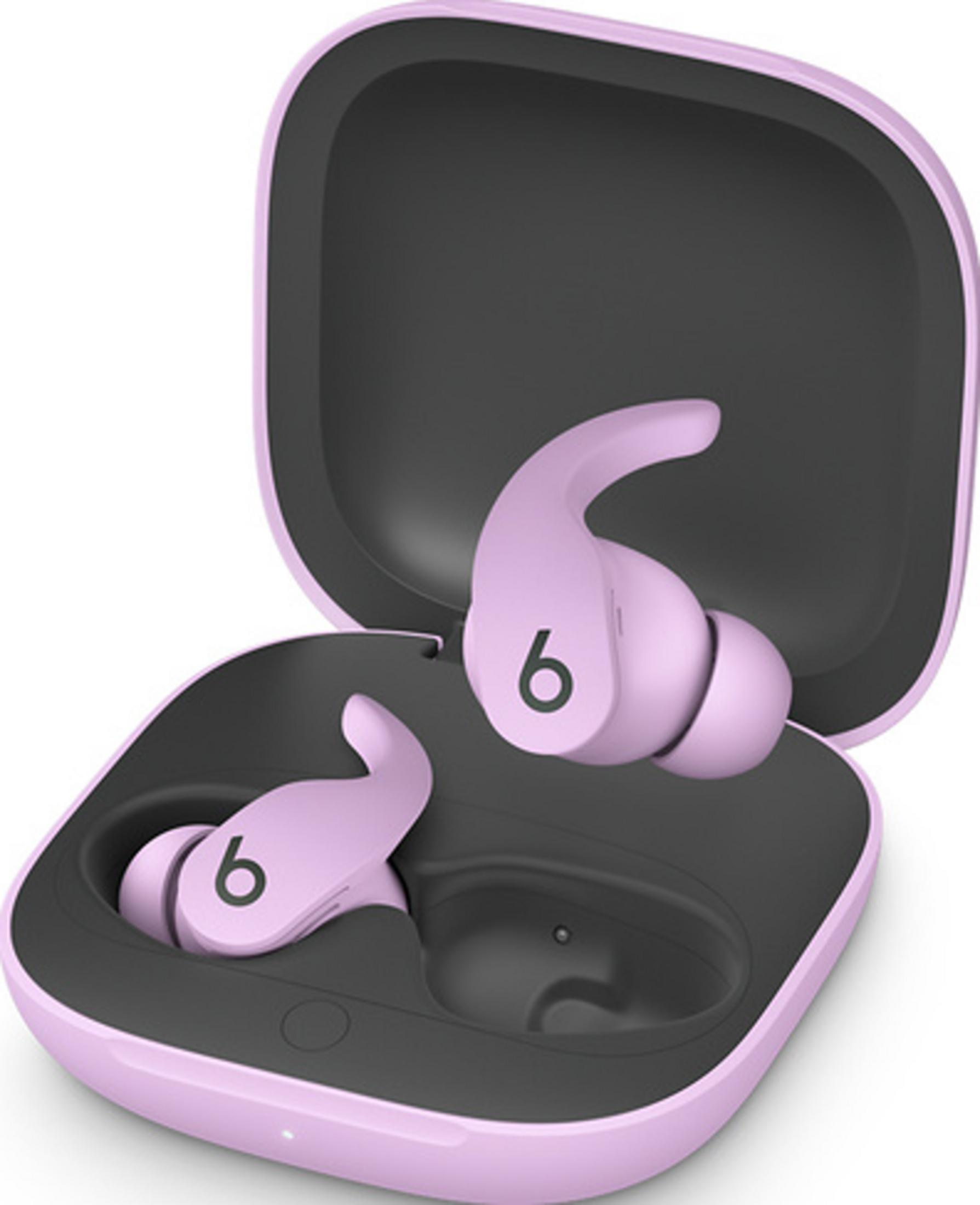 Para lawendowych słuchawek bezprzewodowych z haczykami w otwartym etui ładującym.