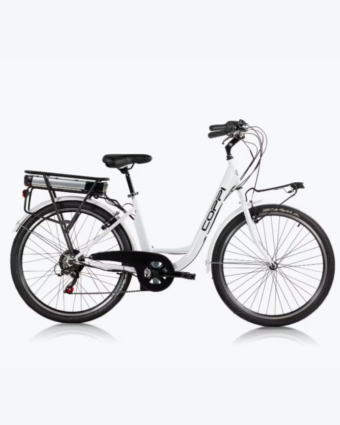 Bici da donna bianca con portapacchi e batteria, su sfondo bianco.