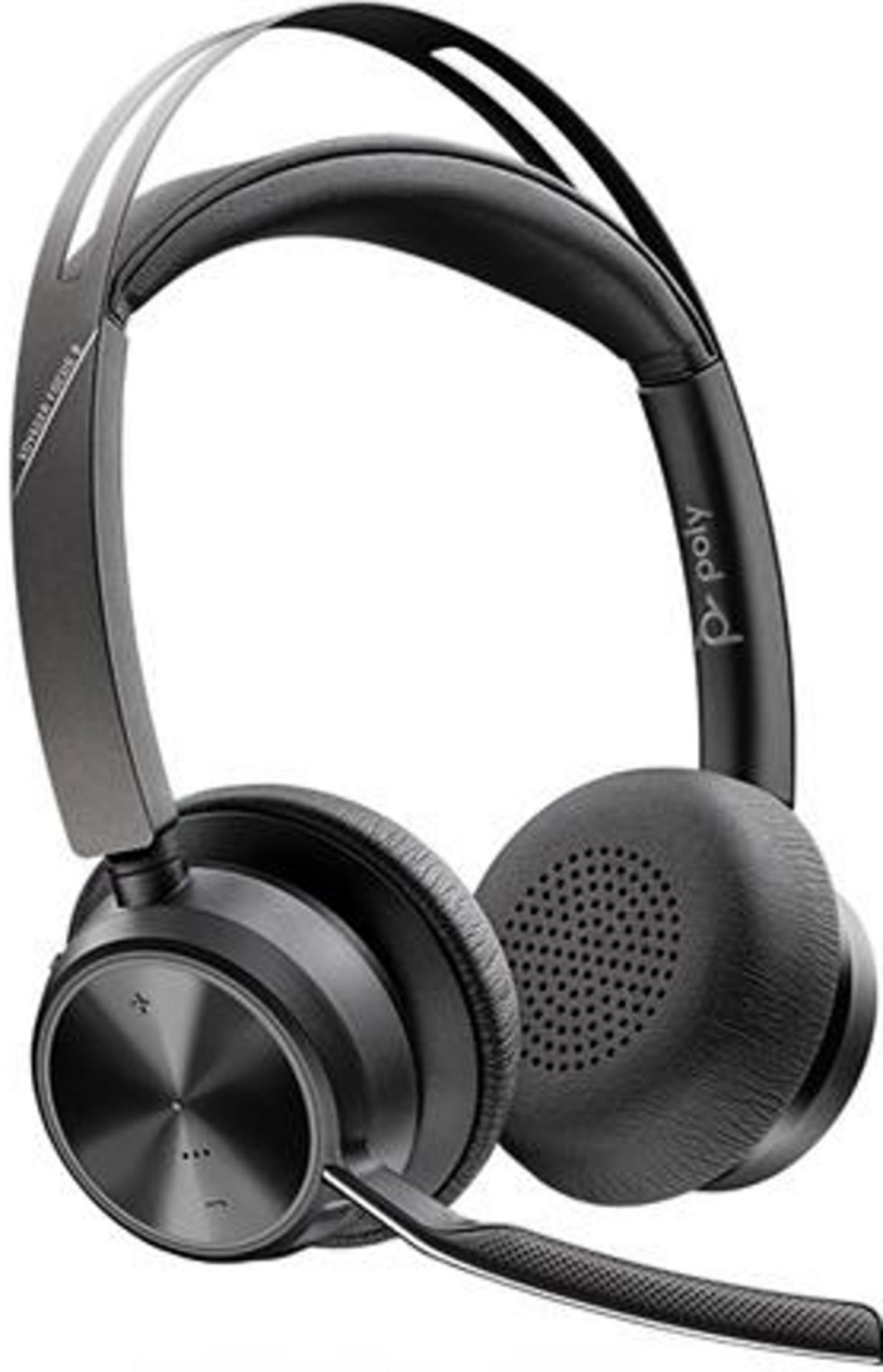 Czarne słuchawki nauszne z wysięgnikiem mikrofonu i logo Poly na pałąku.