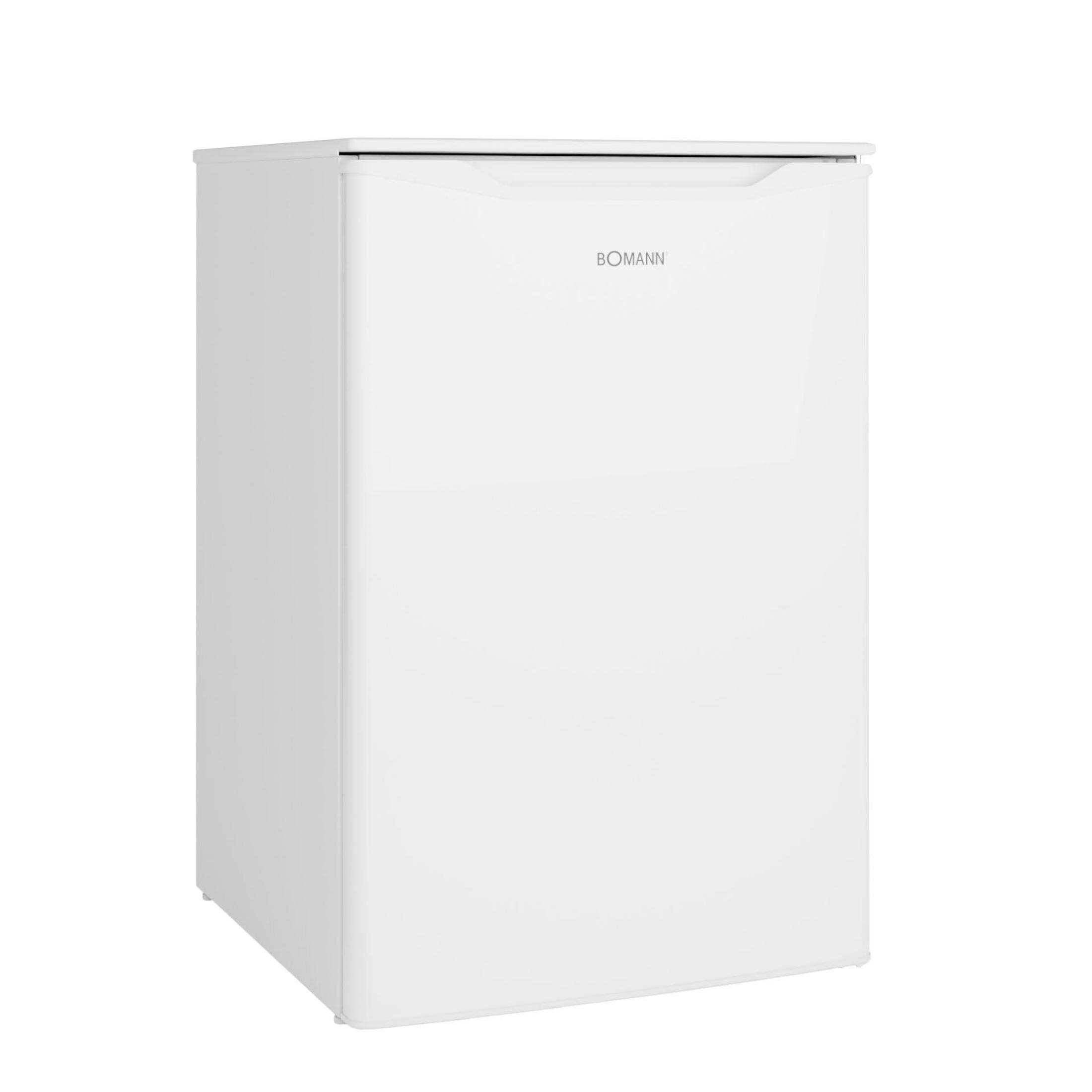 Ein weißer kleiner Kühlschrank mit dem Bomann-Logo auf der Vorderseite.