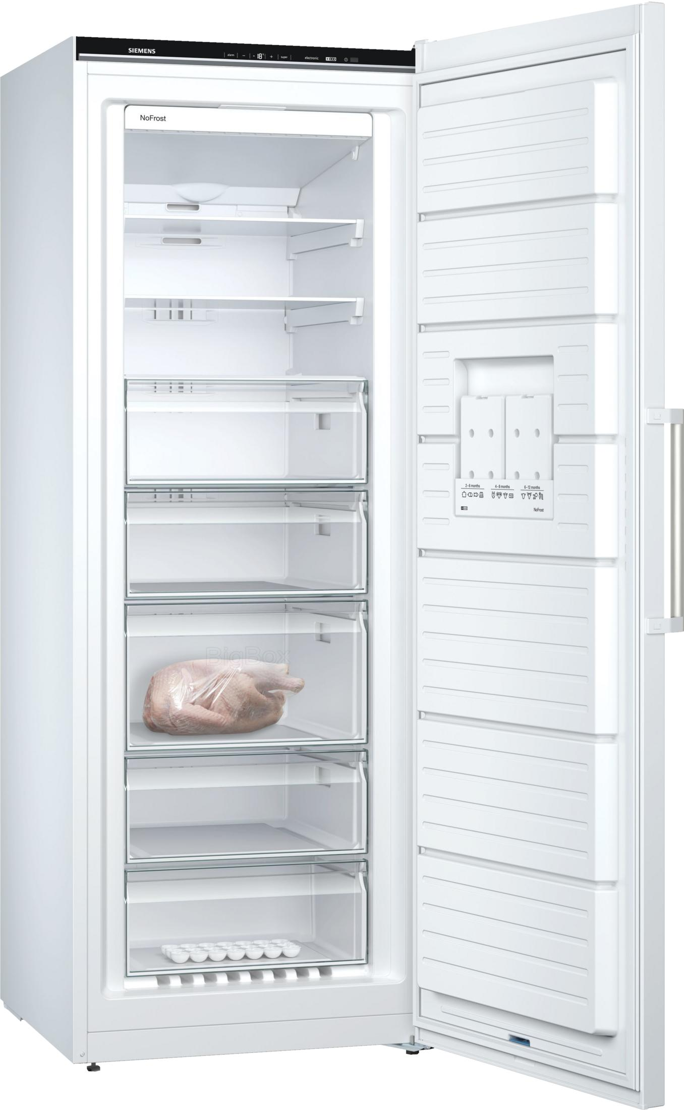 Un congelatore bianco Siemens aperto con diversi cassetti, contenente un pollo.