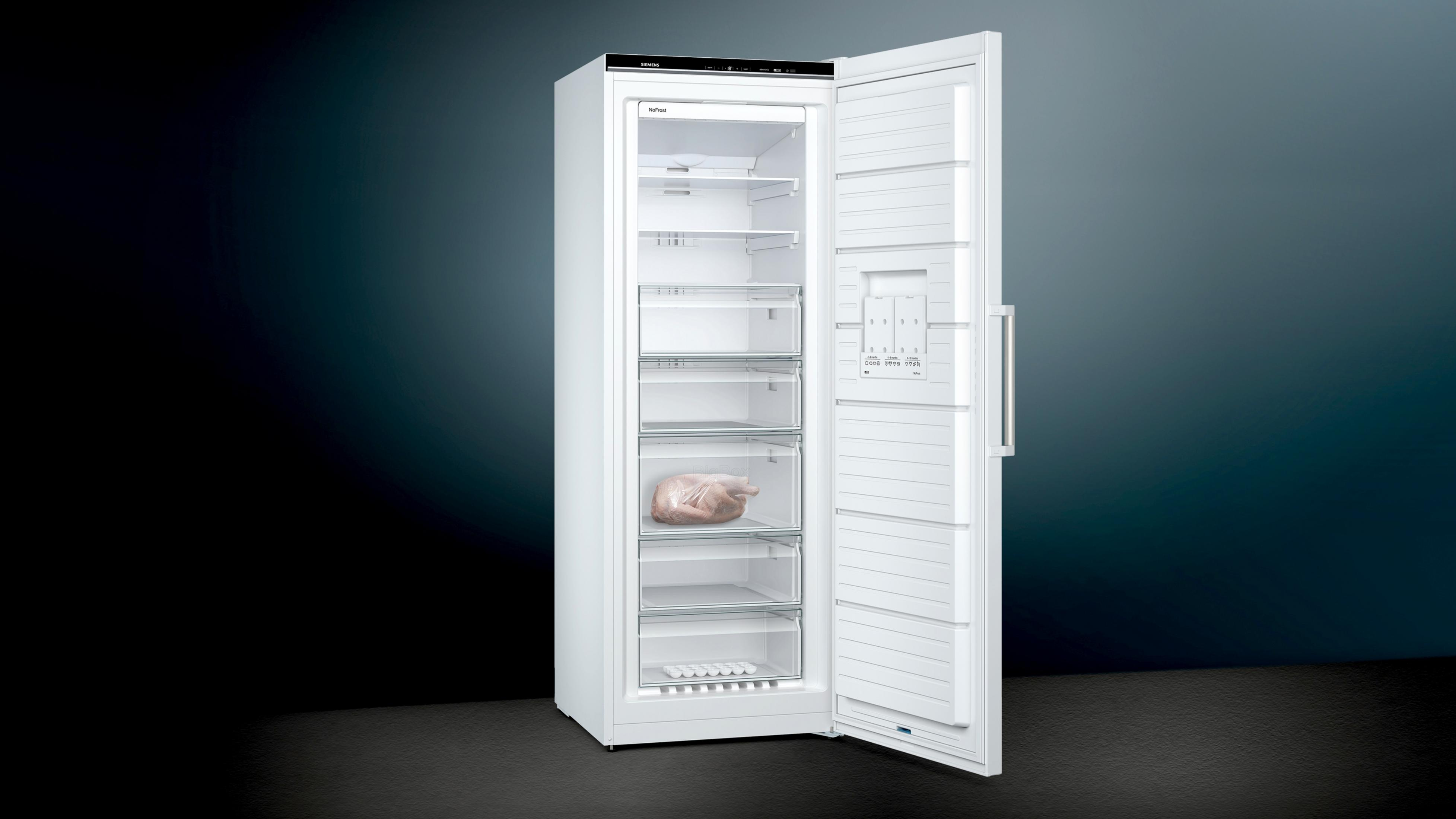 Un congelatore Siemens bianco con porta aperta, un tacchino nel cassetto superiore.