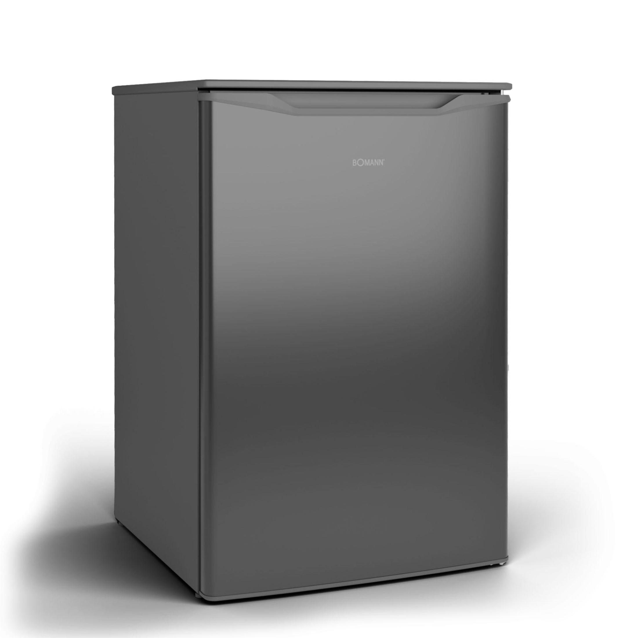 Ein grauer kleiner Kühlschrank mit dem Logo Bhmann auf der Tür.