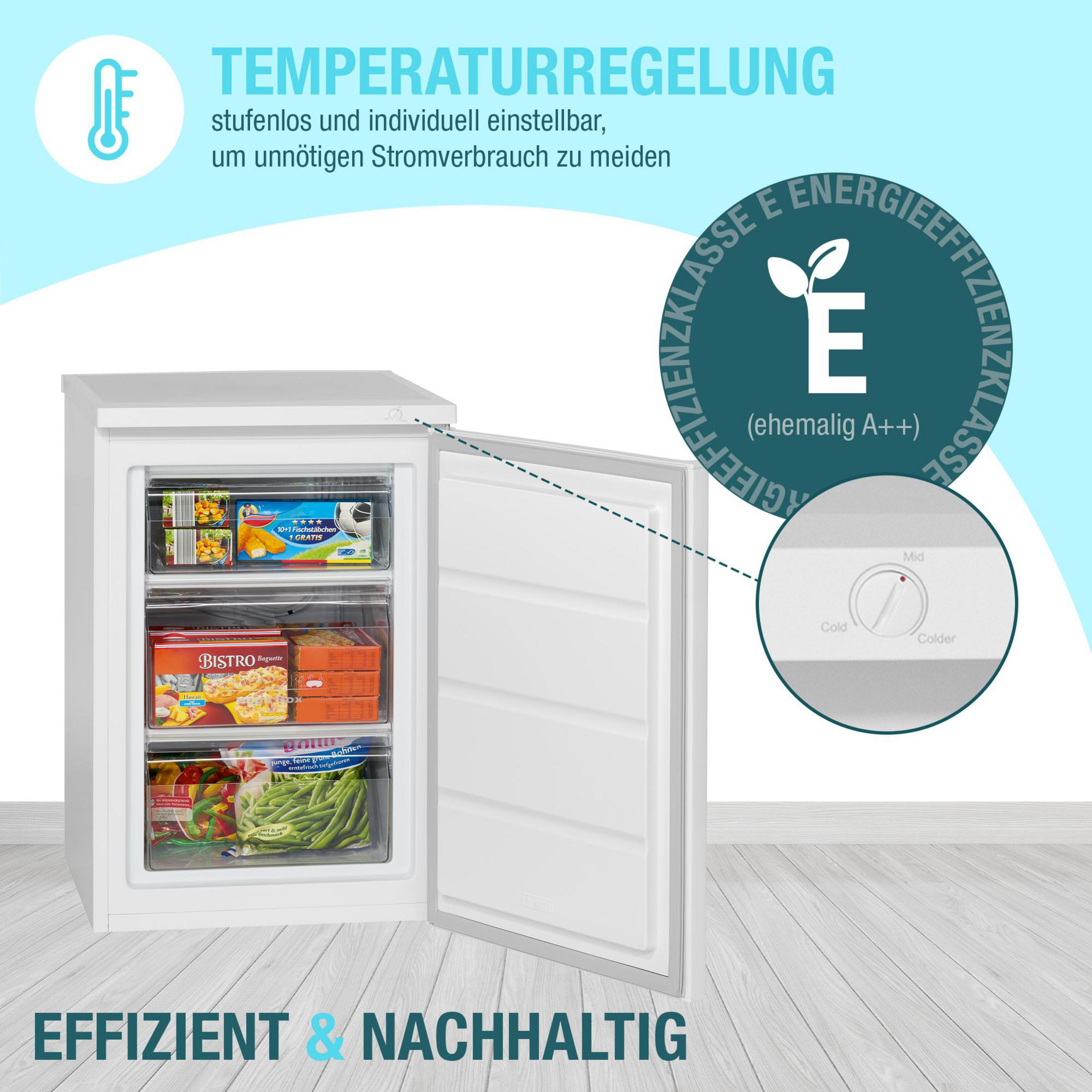 Ein Gefrierschrank mit geöffneter Tür zeigt gefrorene Lebensmittel und Energieeffizienz-Label.