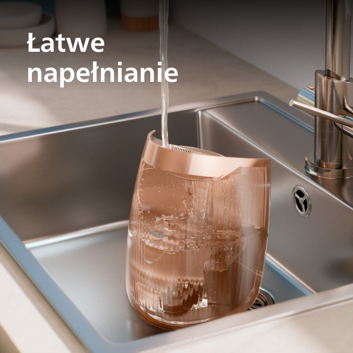 Ein kupferfarbener Behälter wird in einer Spüle mit Wasser gefüllt.