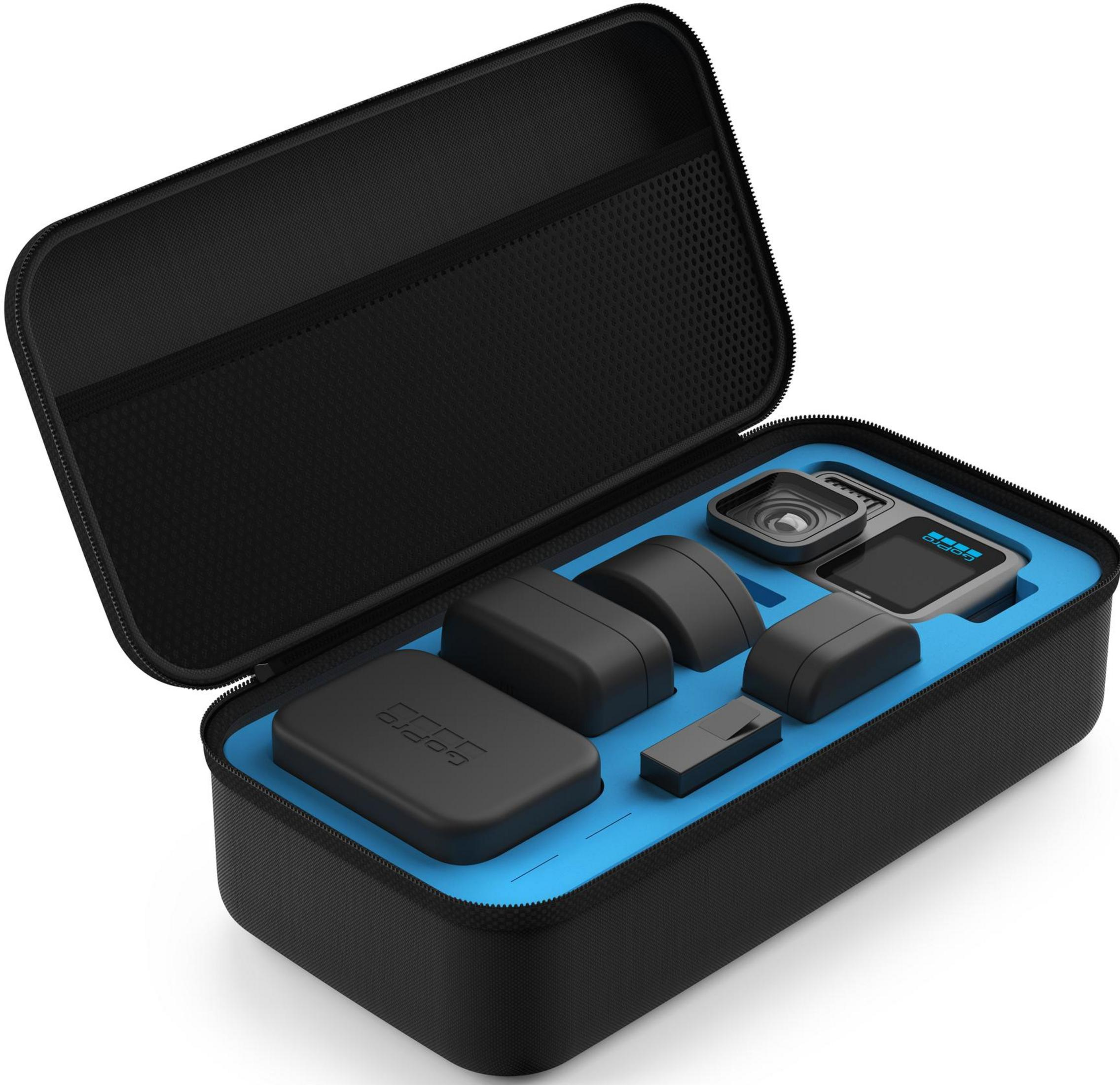 Ein geöffnetes schwarzes GoPro-Etui mit blauer Einlage, das eine Kamera, Akkus und Zubehör enthält.