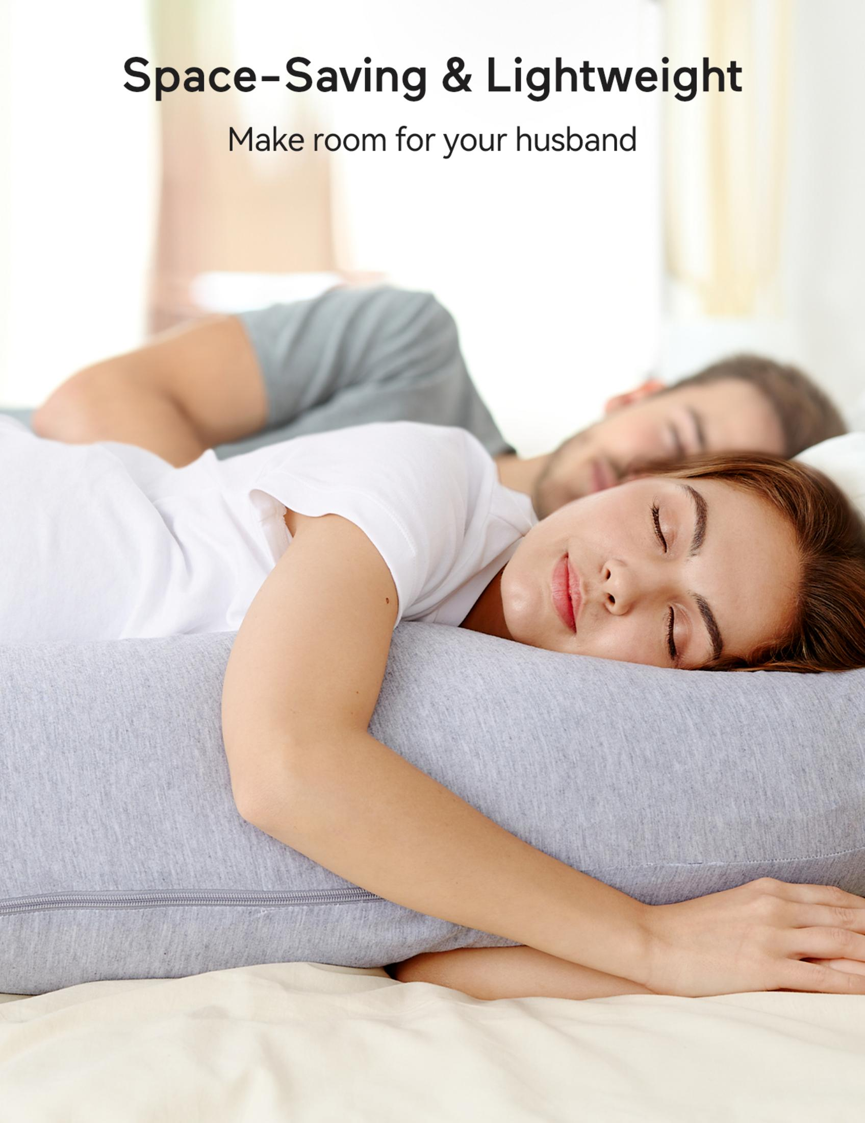 Una donna e un uomo dormono stretti l'uno all'altra su un letto.
