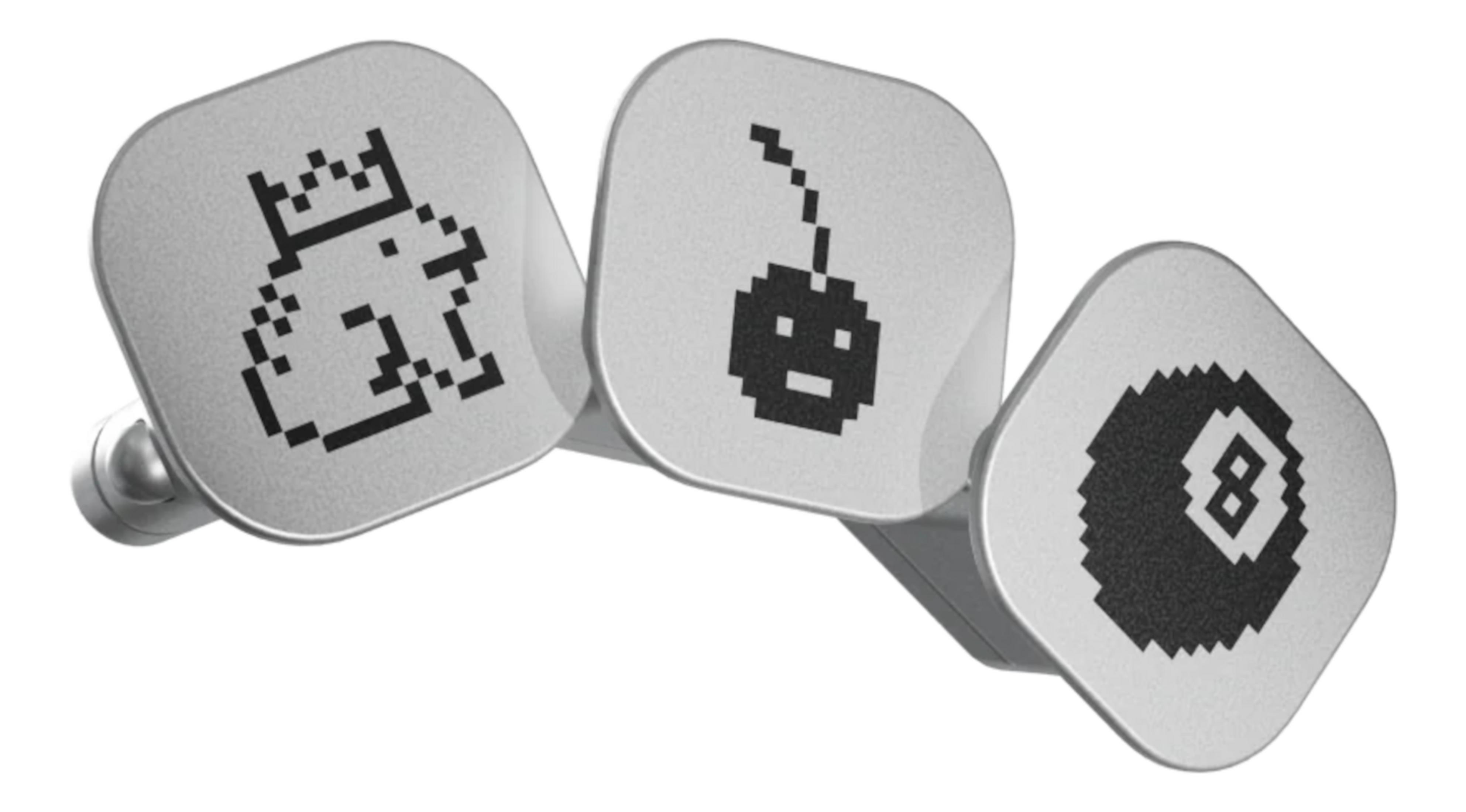 Drie zilveren dopjes met pixel-iconen: kroon, bom en biljartbal nr. 8.