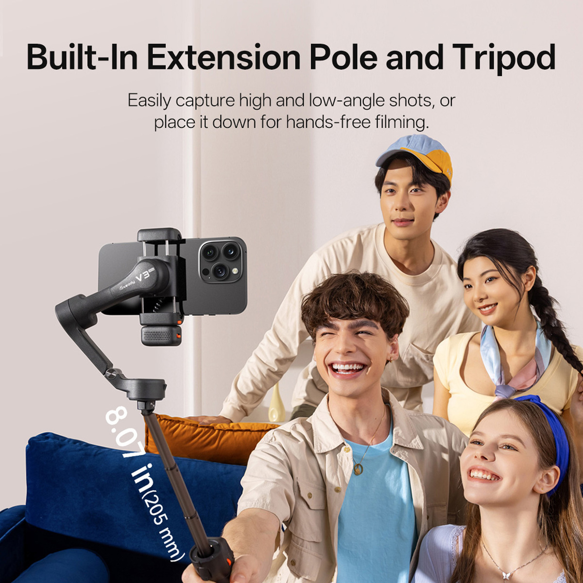 Quatre jeunes souriants posent pour un selfie avec un téléphone sur un cardan.
