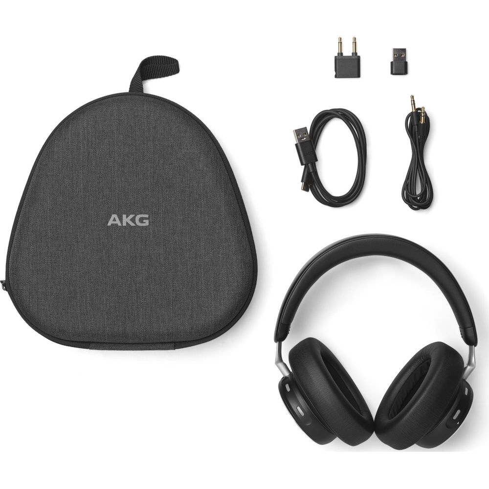 Słuchawki AKG, etui, kabel USB, kabel audio i adaptery na białym tle.