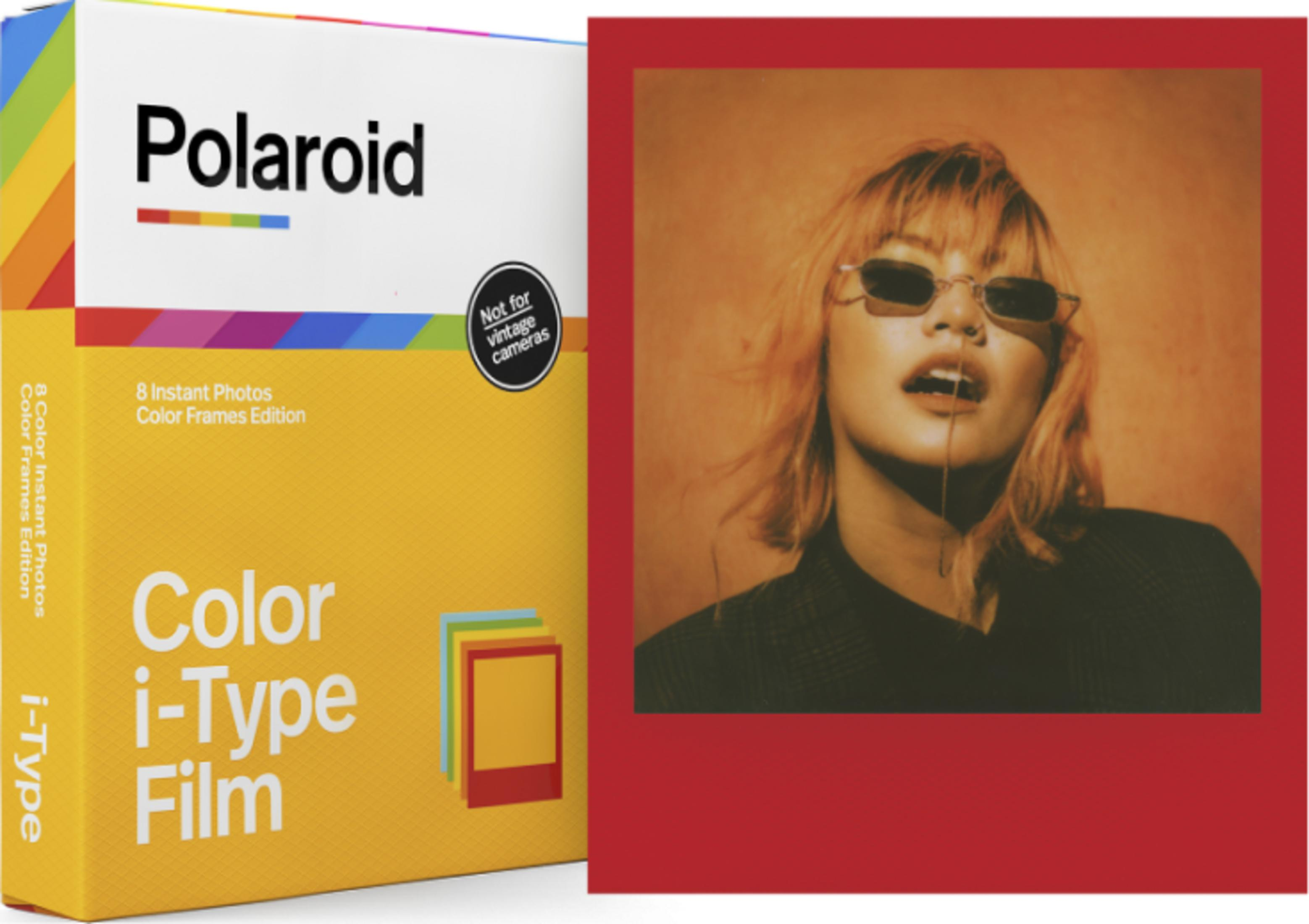 Caja de película Polaroid i-Type junto a un retrato con gafas de sol.