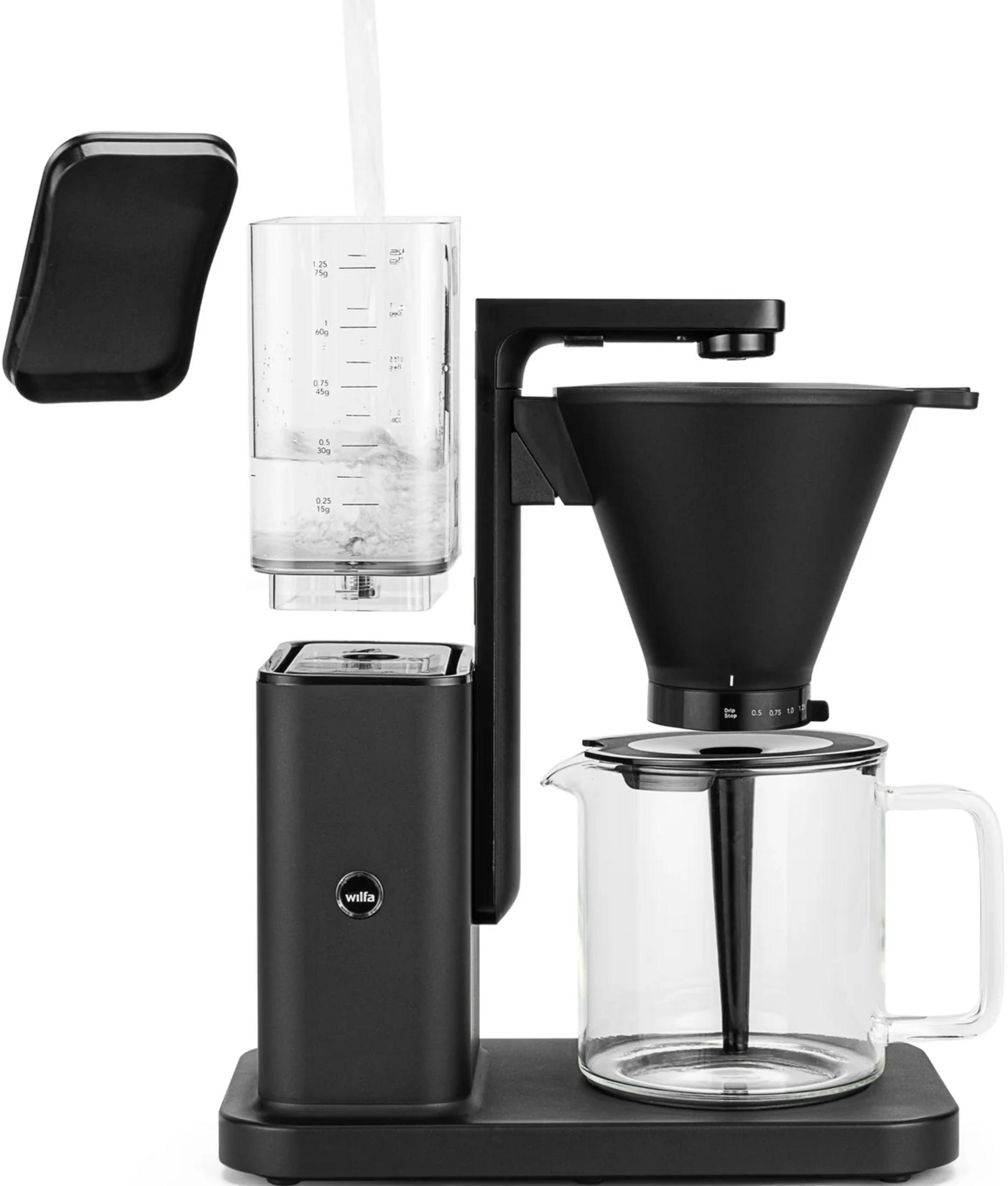 Schwarze Kaffeemaschine mit Glaskaraffe und Messskala am Wassertank.