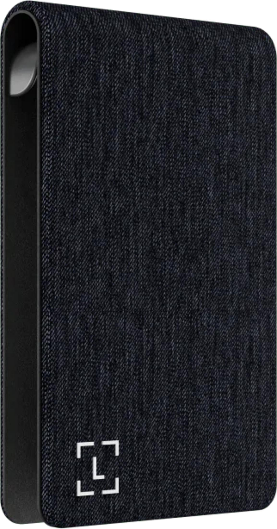 Een donkerblauwe, gestructureerde hoes met een wit vierkant logo op de voorkant.