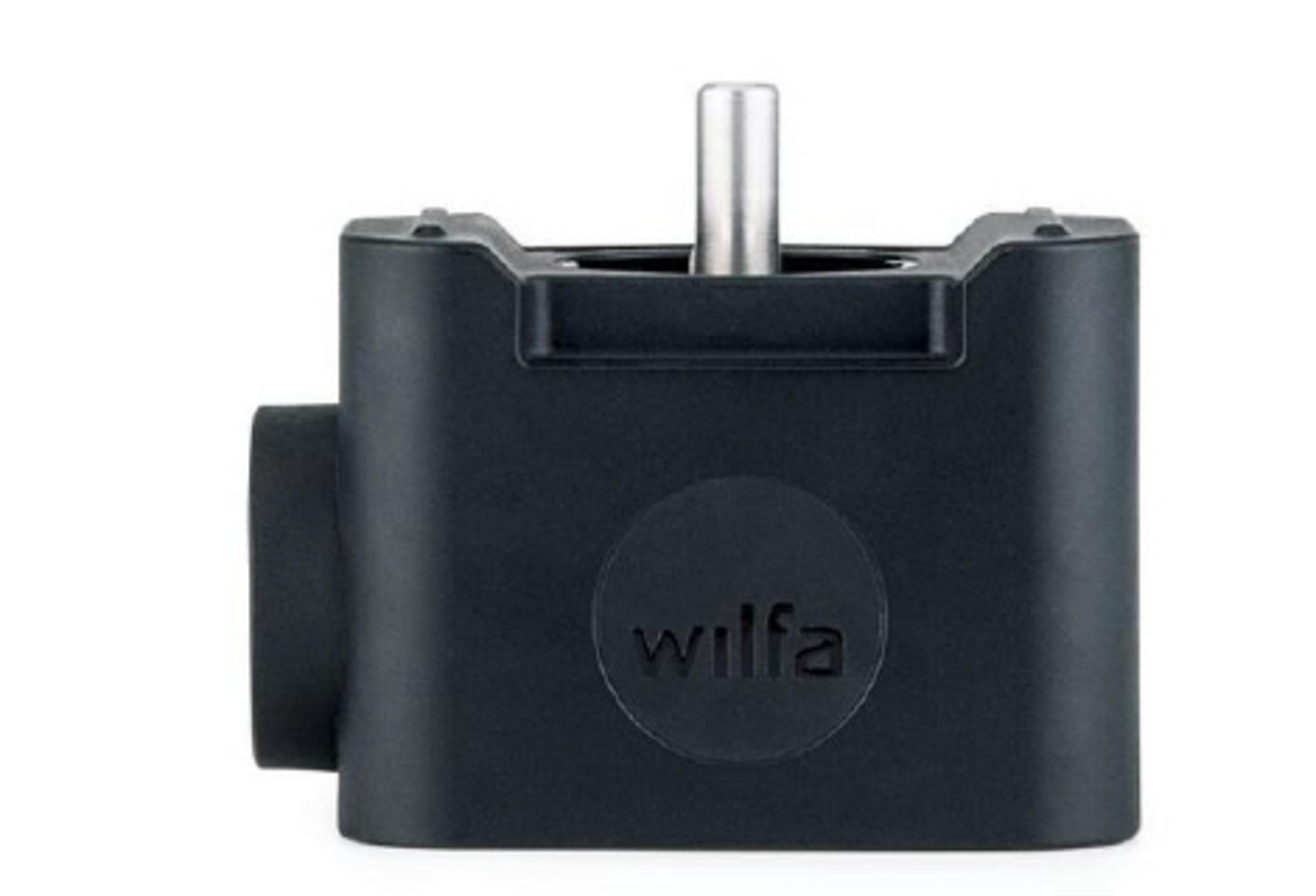 Ein schwarzer Adapter mit einem silbernen Stift oben und dem Wilfa-Logo.