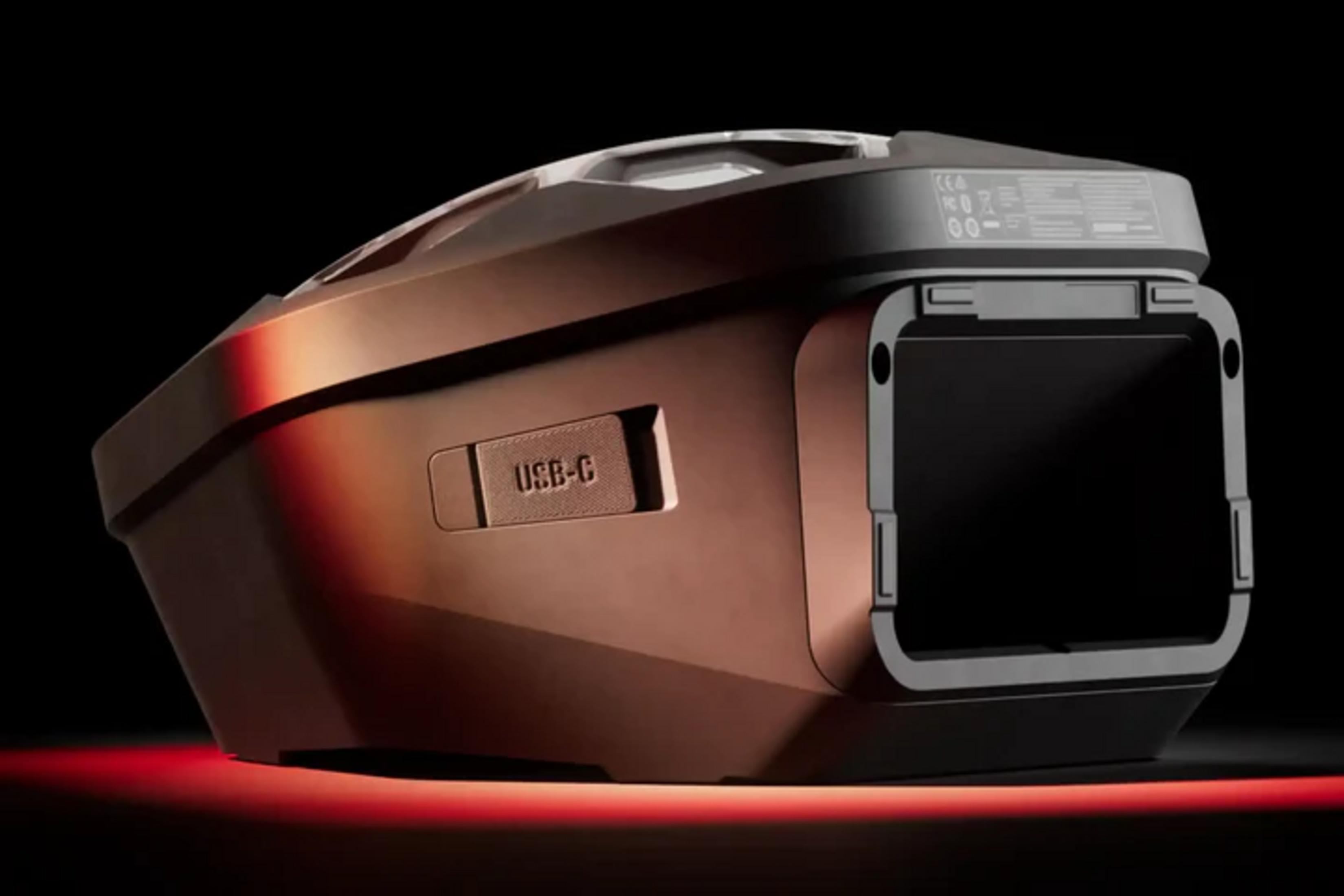 Ein bronzefarbener Kasten mit USB-C-Anschluss und schwarzem Fach.
