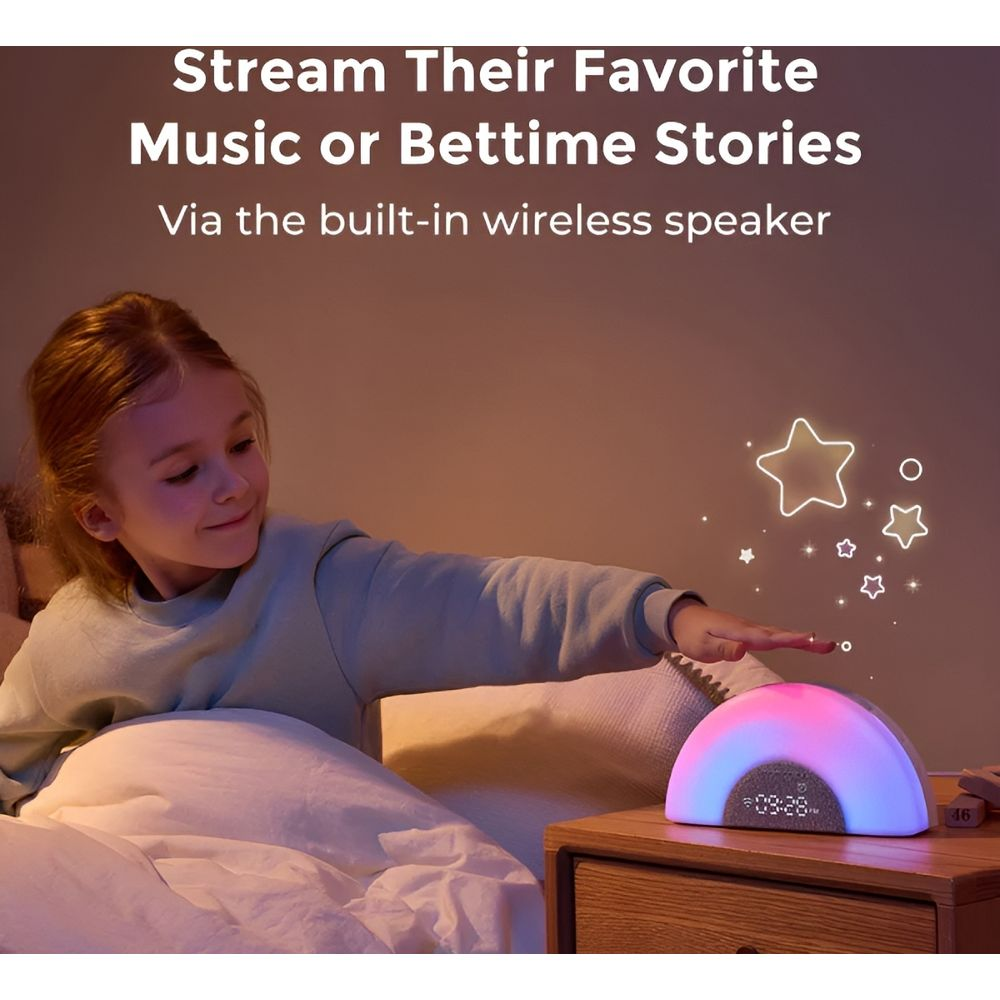 Una niña toca un altavoz de color arcoíris con luz de estrellas.