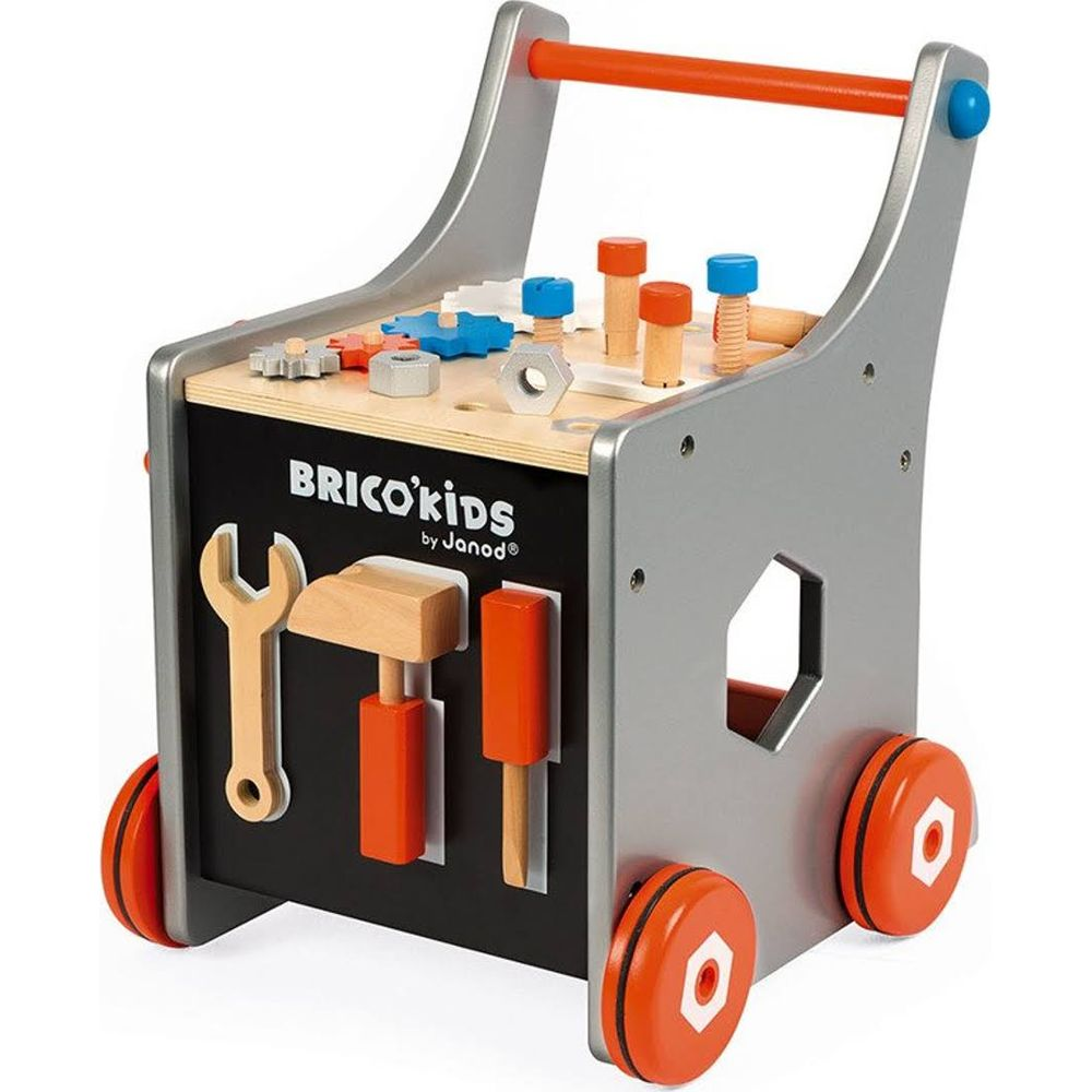 Ein hölzerner Werkzeugwagen mit Schrauben, Muttern und Werkzeugen für Kinder.