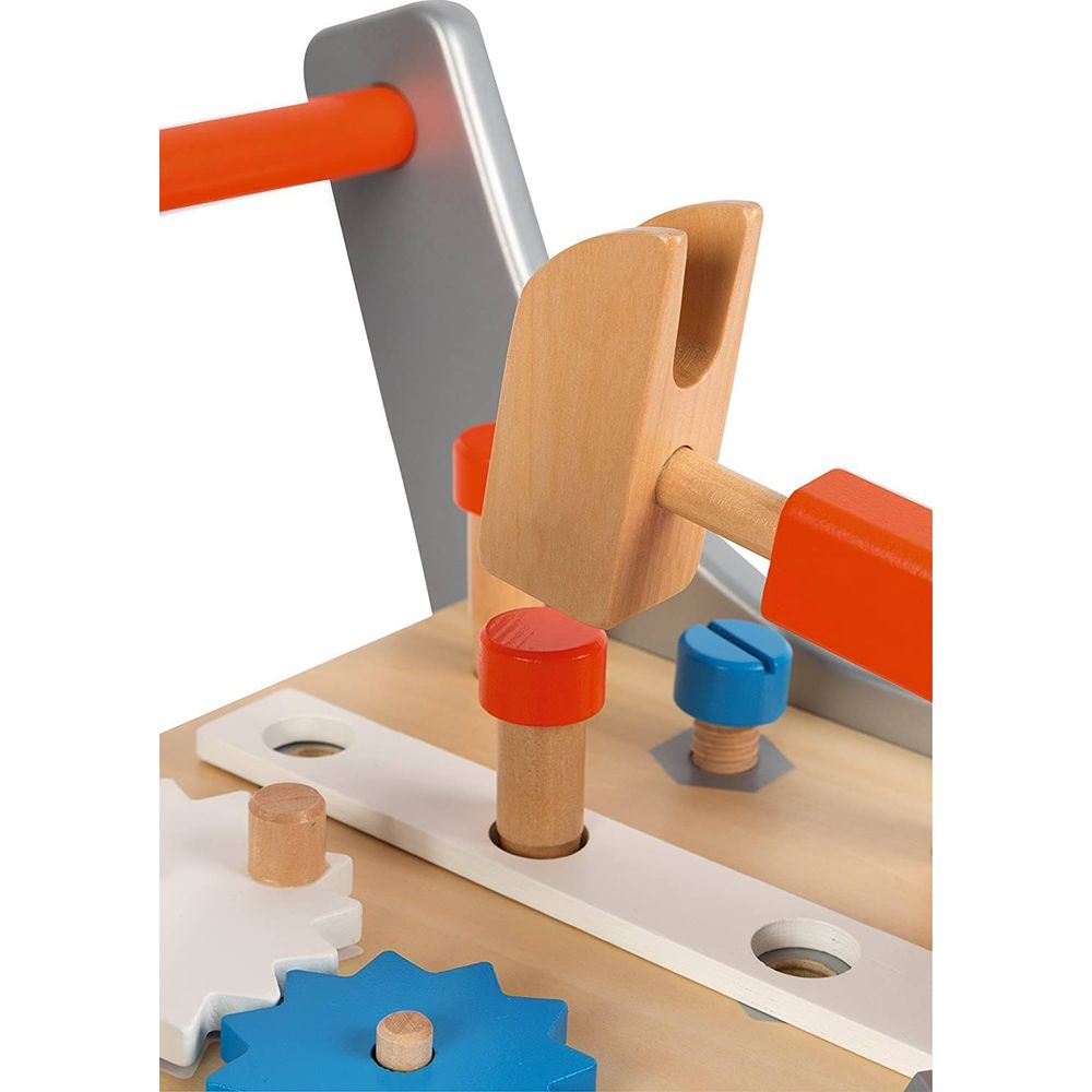 Holzwerkbank mit Werkzeugen: Hammer, Schrauben, Zahnräder.
