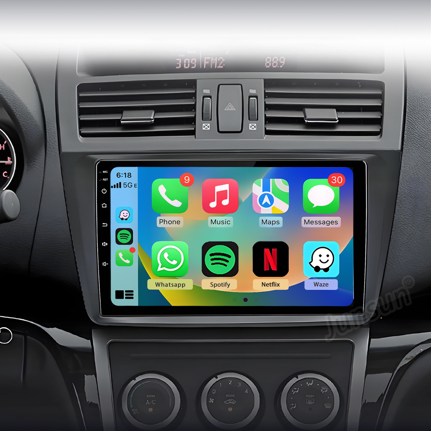 Ein Auto-Infotainment-System zeigt App-Icons wie Telefon, Musik, Karten, Nachrichten, WhatsApp, Spotify, Netflix und Waze.