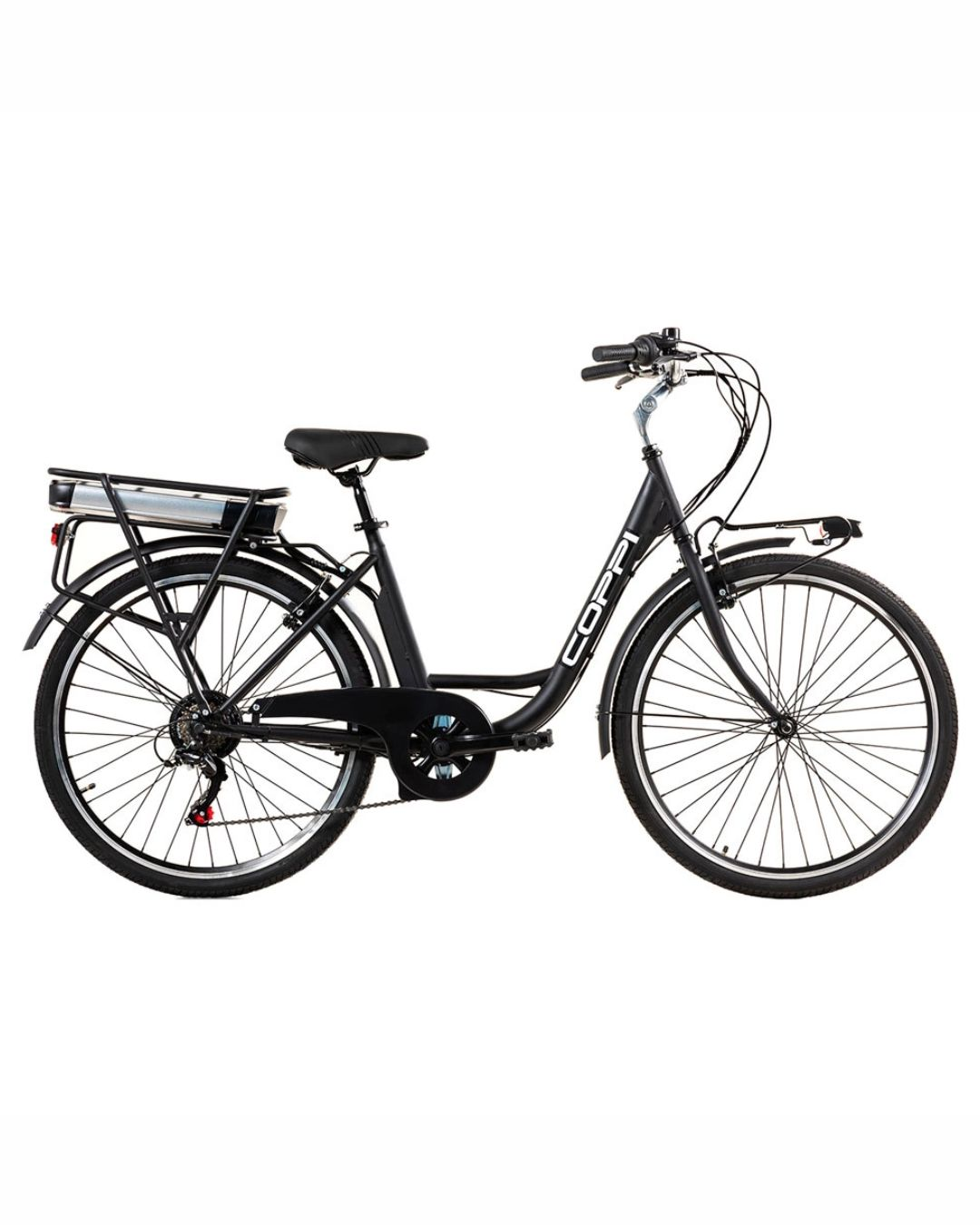 Bicicletta da donna nera con portapacchi e batteria, sfondo bianco.
