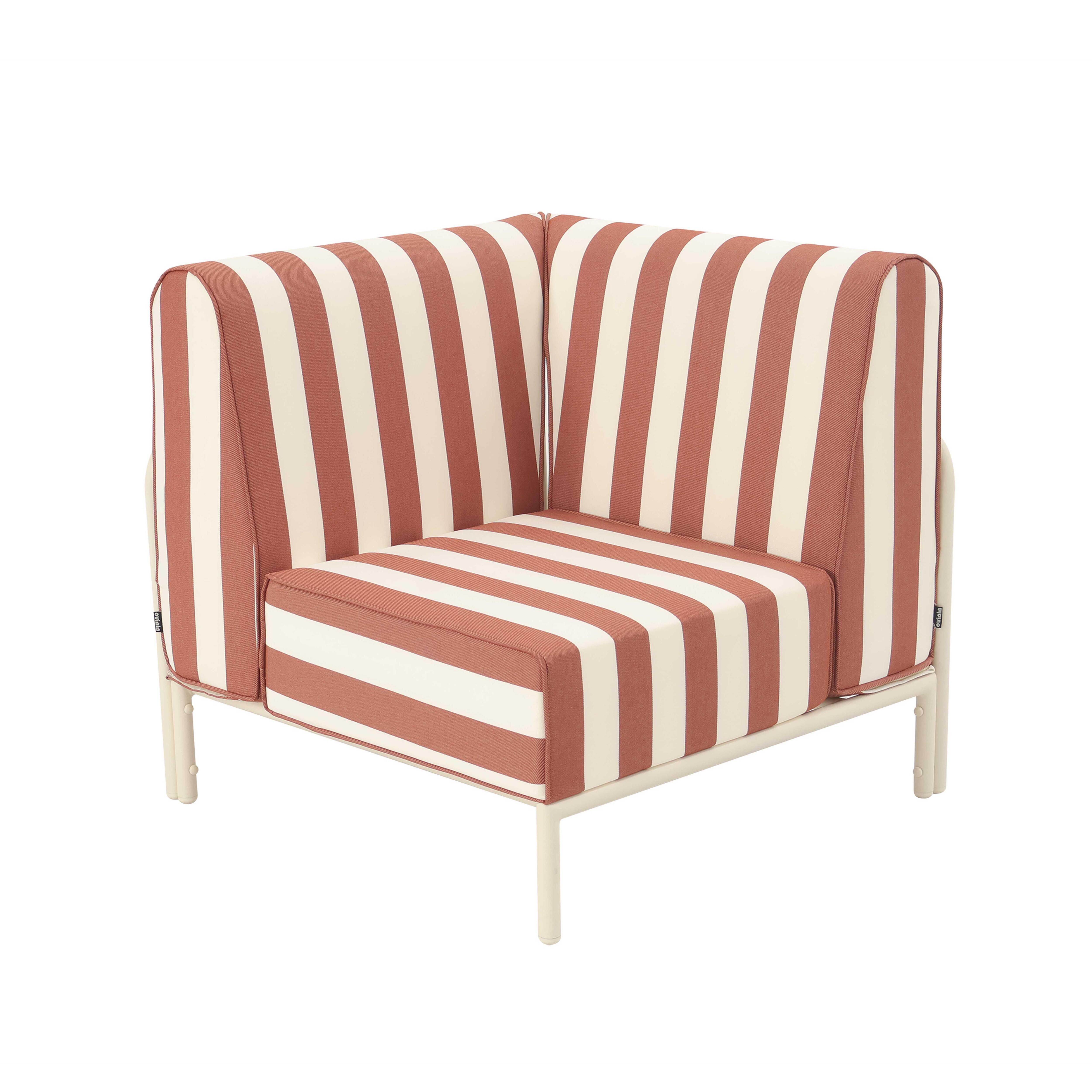Ein Ecksofa mit rot-weißen Streifen und einem hellbeigen Metallgestell.