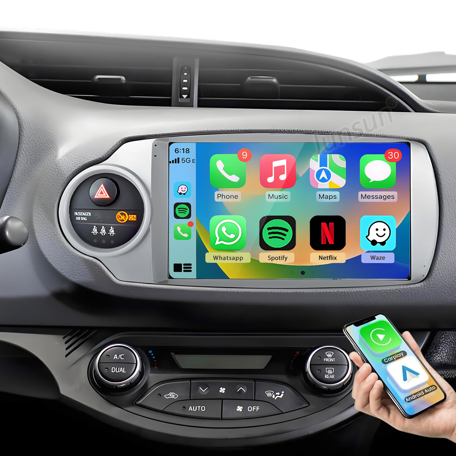Smartfon wyświetlający CarPlay i Android Auto jest trzymany nad deską rozdzielczą samochodu.