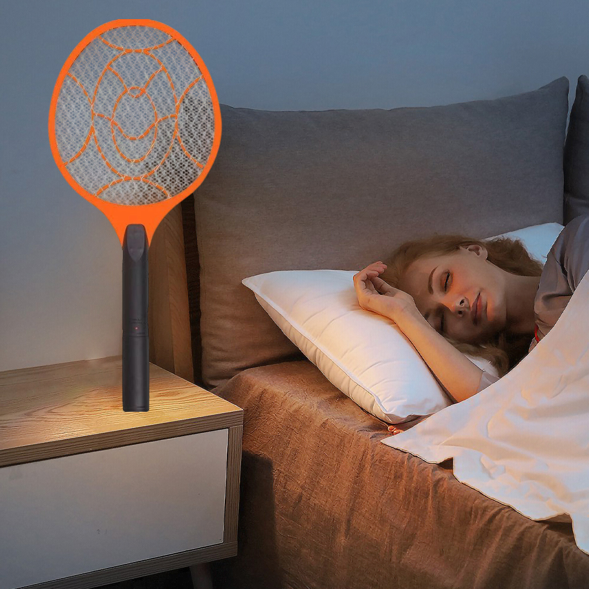 Ein elektrischer Fliegenklatsche steht neben einem schlafenden Mädchen im Bett.