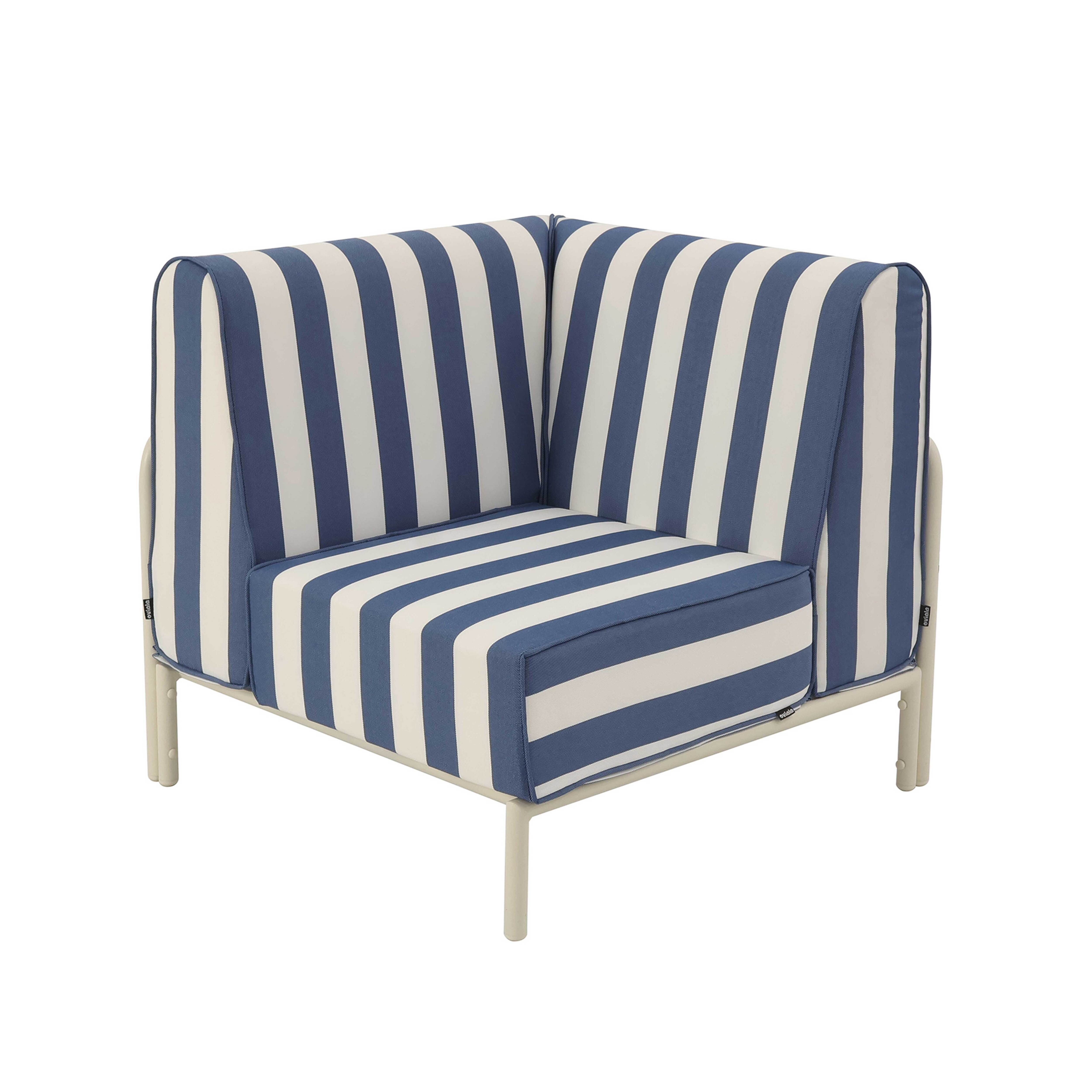 Eine eckige Couch mit blau-weißen Streifen und einem hellbeigen Metallrahmen.