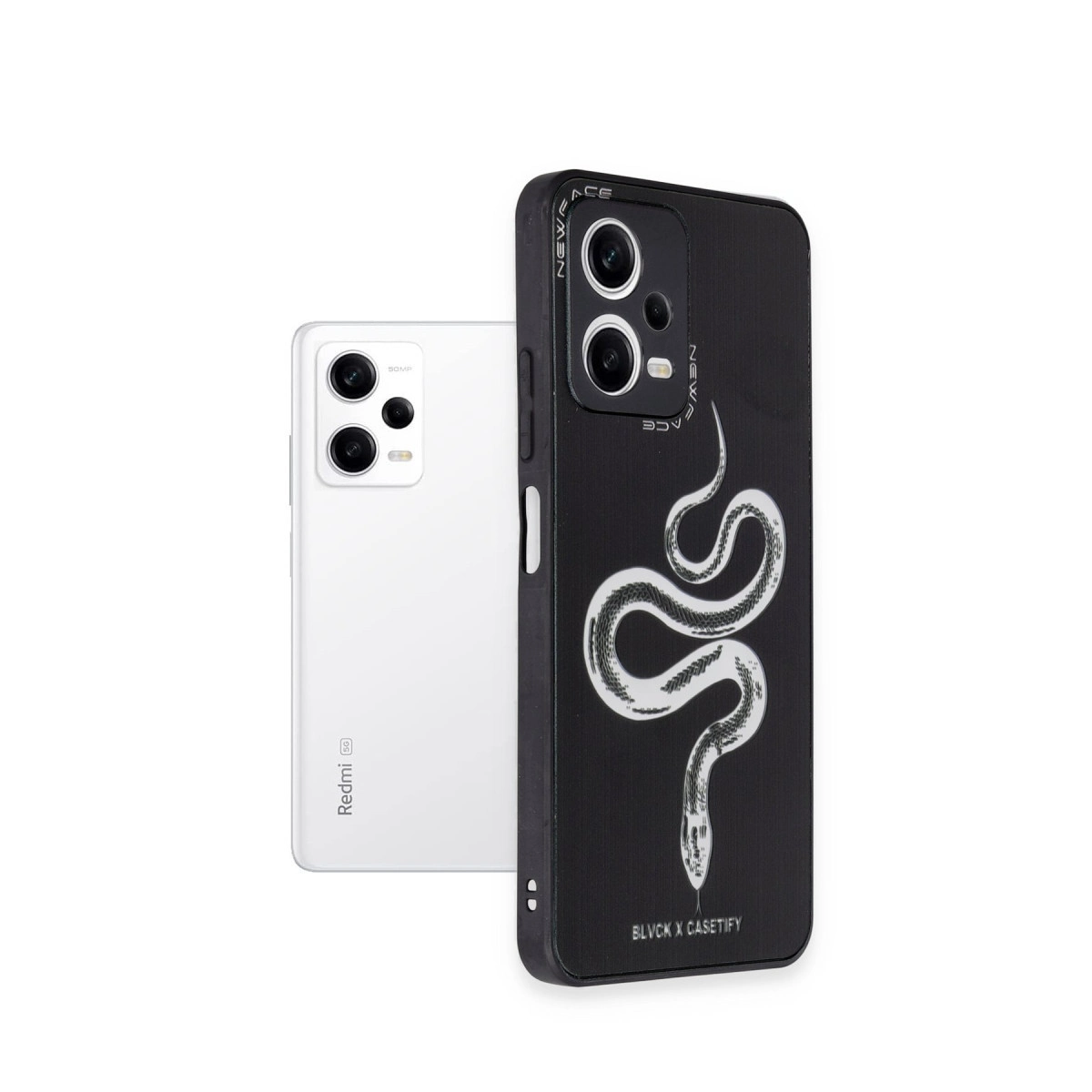 Yılan desenli siyah bir telefon kılıfı ve beyaz bir telefon.