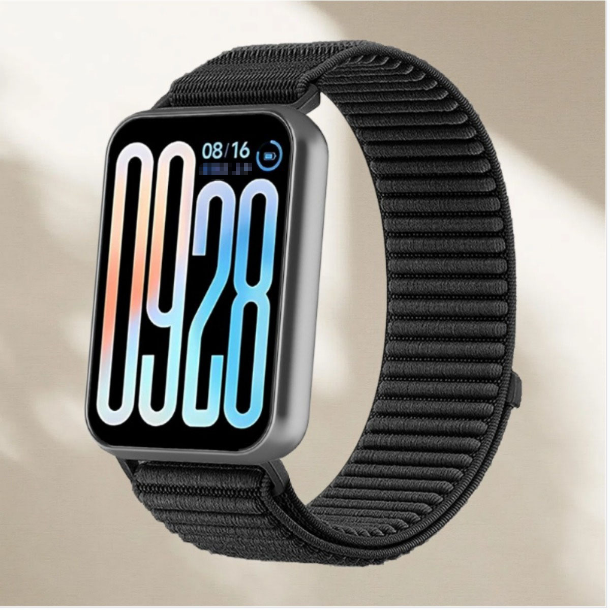 Eine graue Smartwatch mit schwarzem Stoffarmband zeigt 08/16 und 09:28 an.