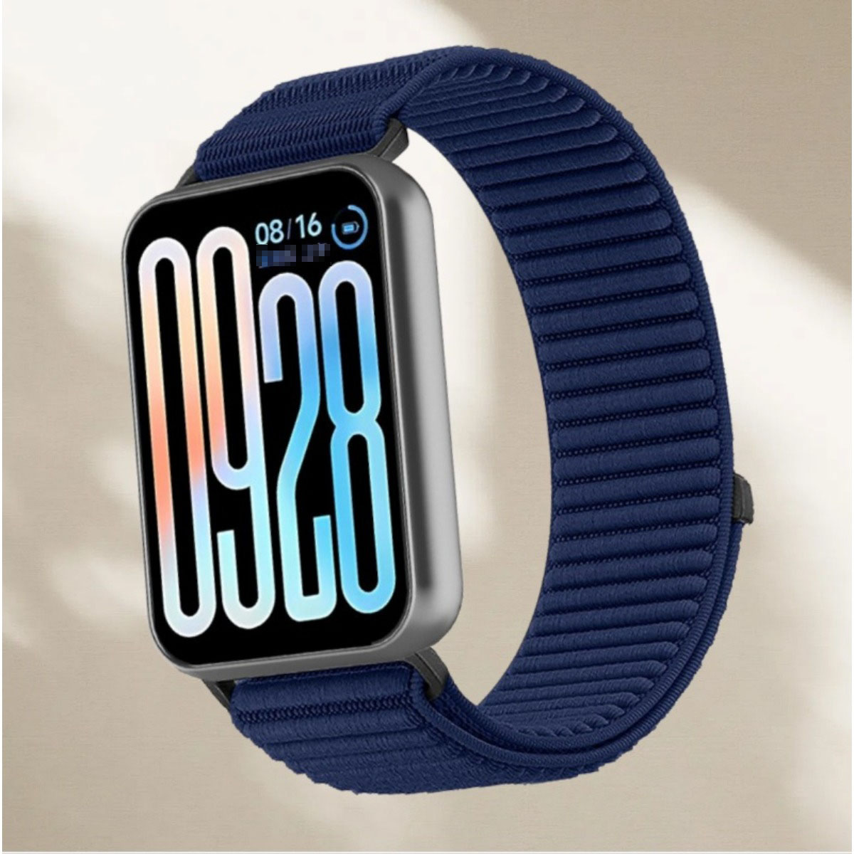 Eine dunkelblaue Smartwatch mit digitaler Anzeige 09:28.